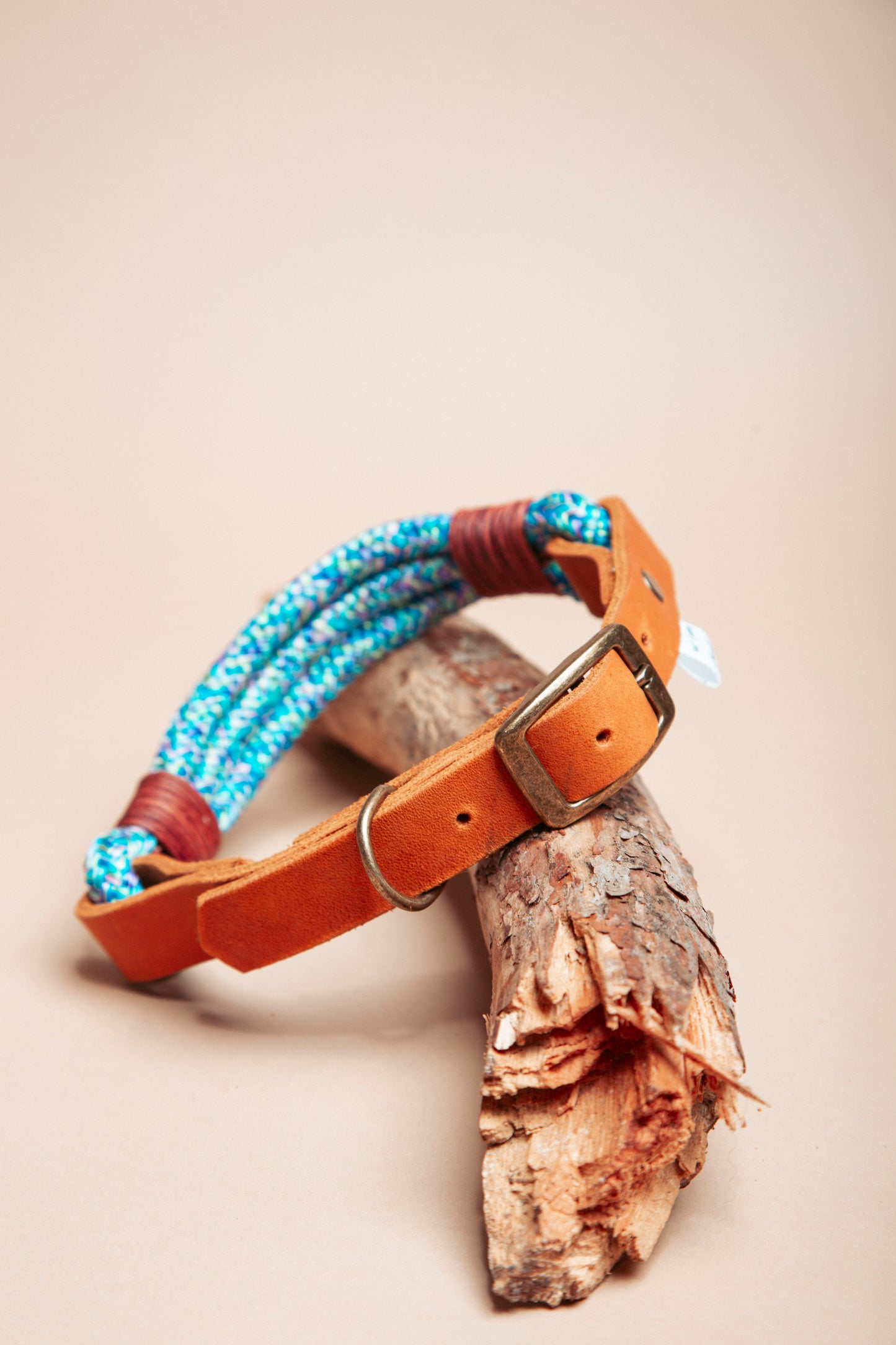 „Robustes Hundehalsband aus  Kletterseil und weichem Fettleder  – langlebige Dogwear. Das Hundezubehör für den Alltag in verschiedenen Farbtönen!" Mit stabilen Karabinern und wasserabweisenden Seil, für dein nächstes Abenteuer! 