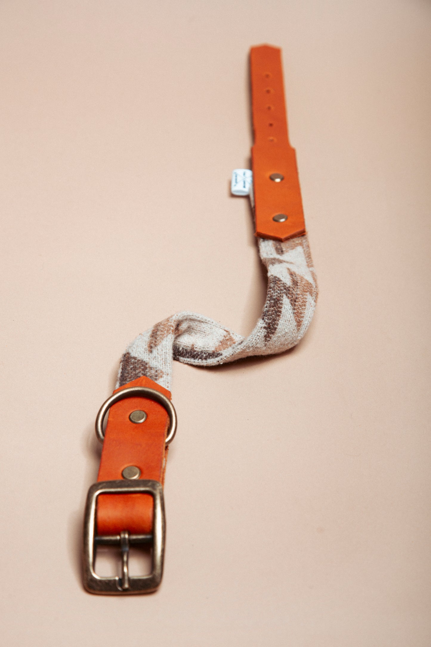 „Robustes, handgemachtes Hundehalsband aus  reissfestem Gurtband veredelt mit Baumwollstoff und weichem Fettleder  im beliebten Bohostil mit Ethnomuster – langlebige, stylische Dogwear. Das Hundezubehör für deinen Alltag oder dein nächstes Abenteuer! 