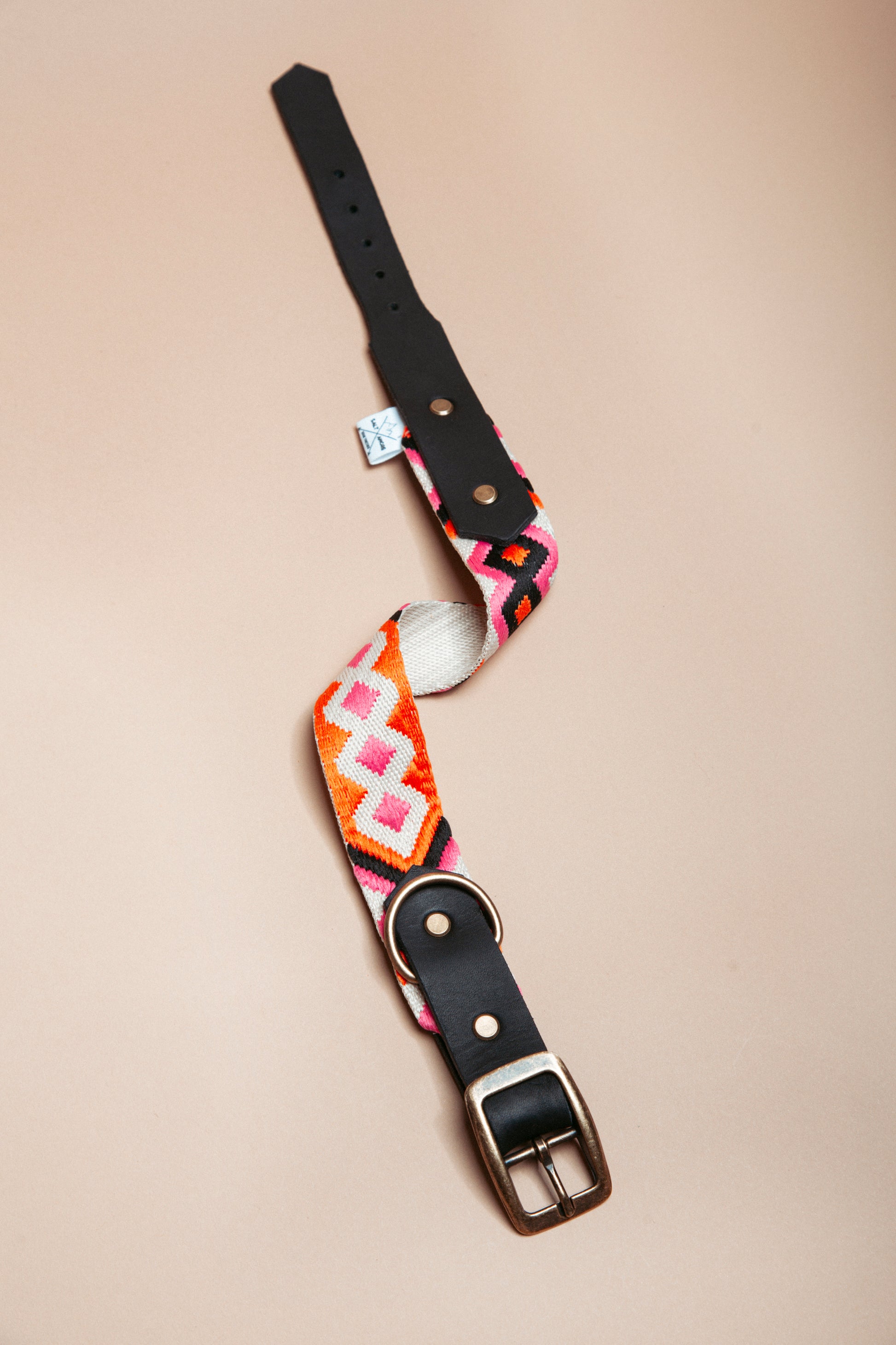 „Robustes, handgemachtes Hundehalsband aus  Gurtband und weichem Fettleder  im beliebten Bohostil mit Ethnomuster – langlebige, stylische Dogwear. Das Hundezubehör für deinen Alltag oder dein nächstes Abenteuer! 