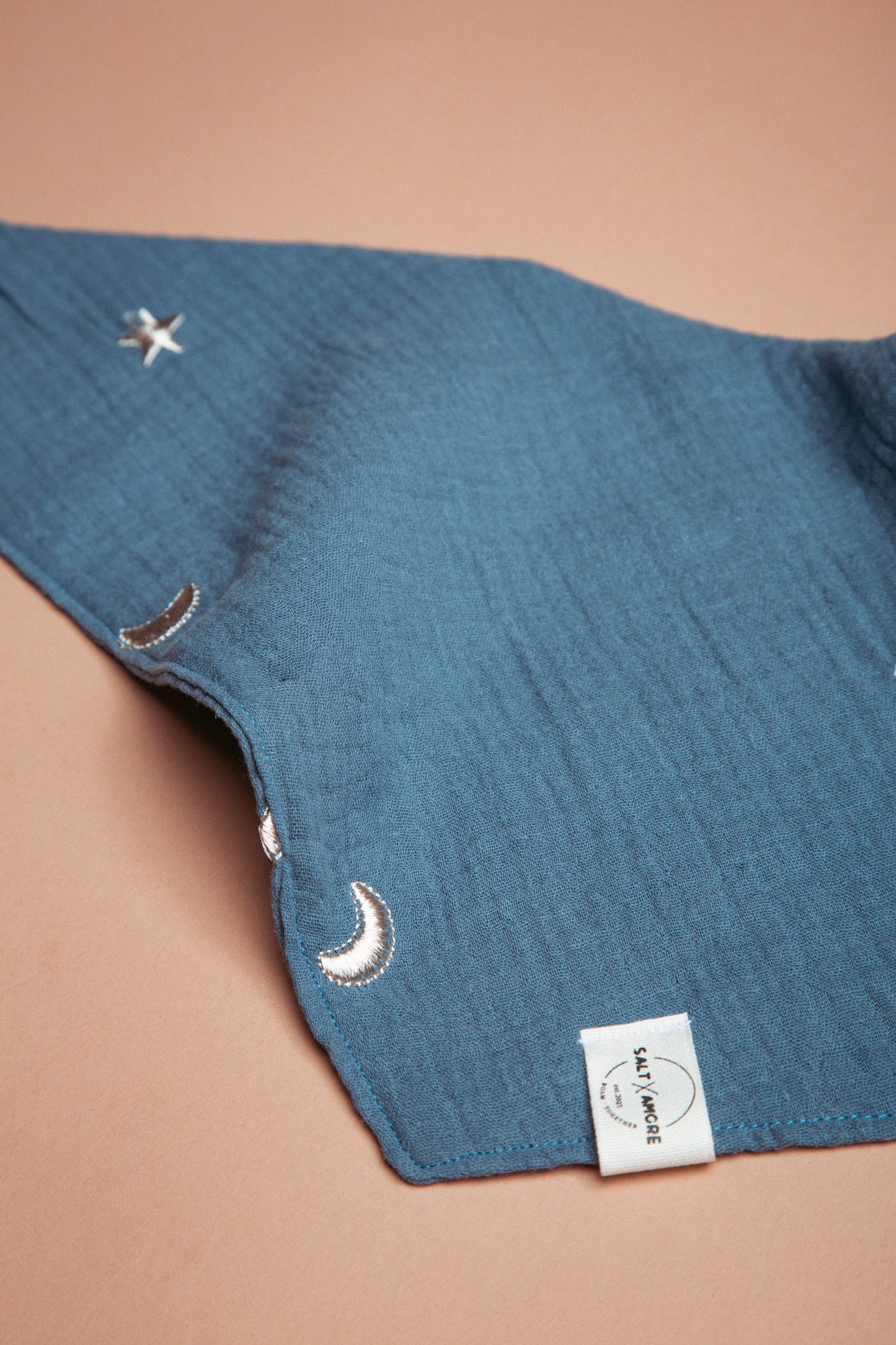 Entdecke das handgemachte Hundehalstuch „Midnight“ aus Bio-Musselin – stylisch, leicht & perfekt für Sommerabenteuer. Jetzt im Onlineshop für Hundezubehör!