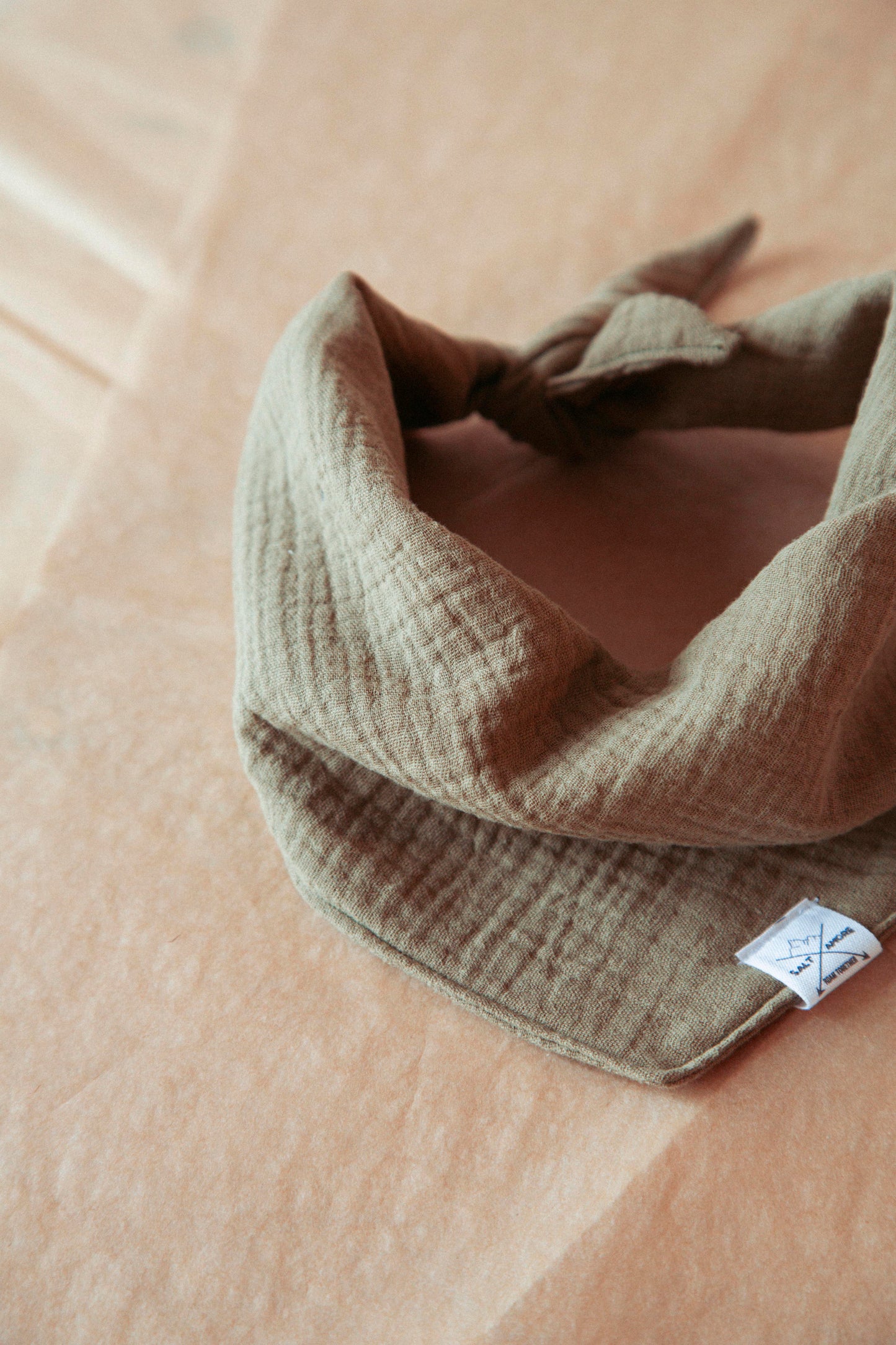 Hundehalstuch Soft Olive | Handgemachtes Hundehalstuch aus Bio-Baumwolle