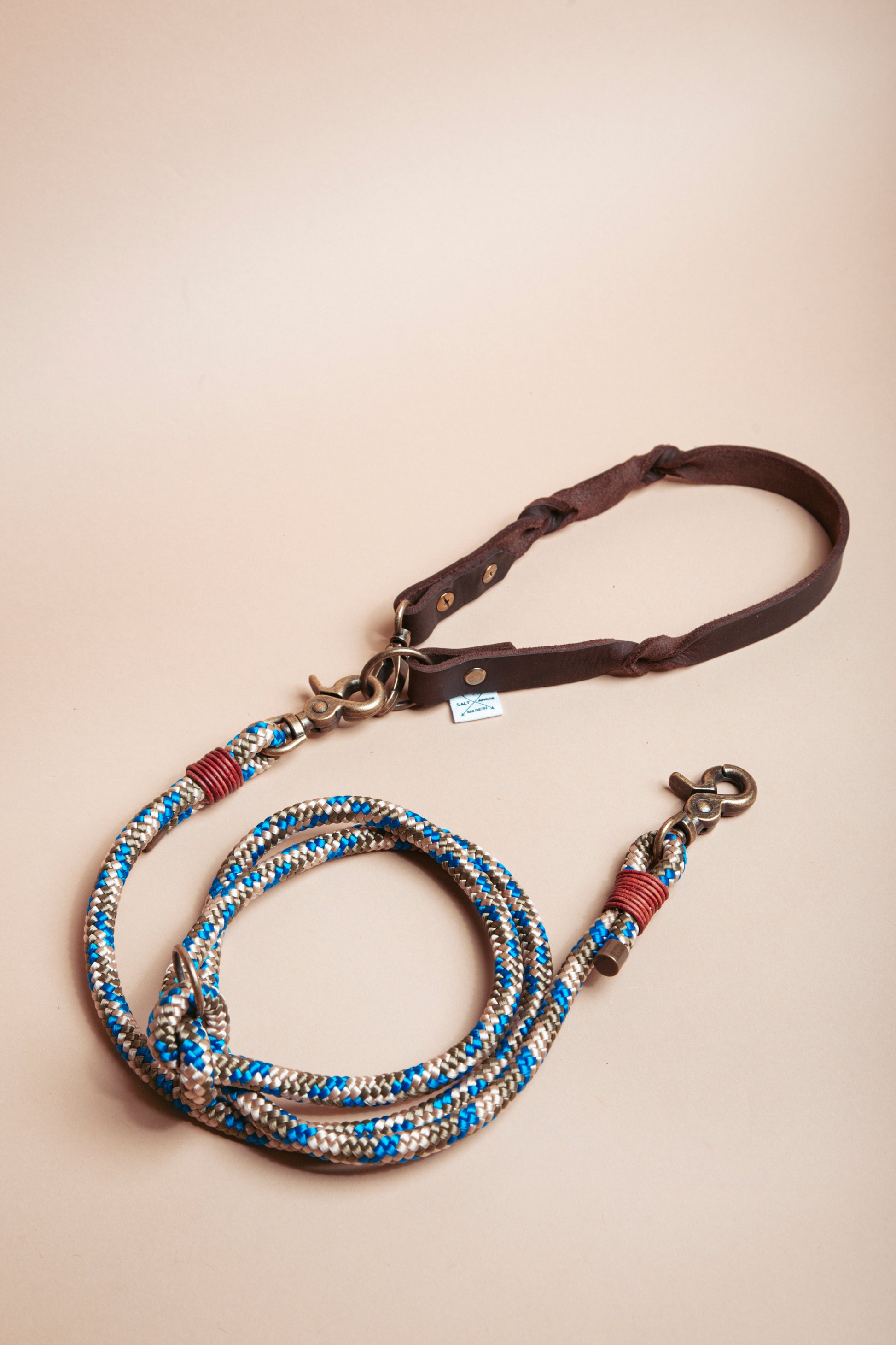 „Robuste Hundeleine aus  Kletterseil – langlebige Dogwear. Das Hundezubehör für den Alltag in verschiedenen Farbtönen!" Mit stabilen Karabinern und wasserabweisenden Seil, für dein nächstes Abenteuer! 