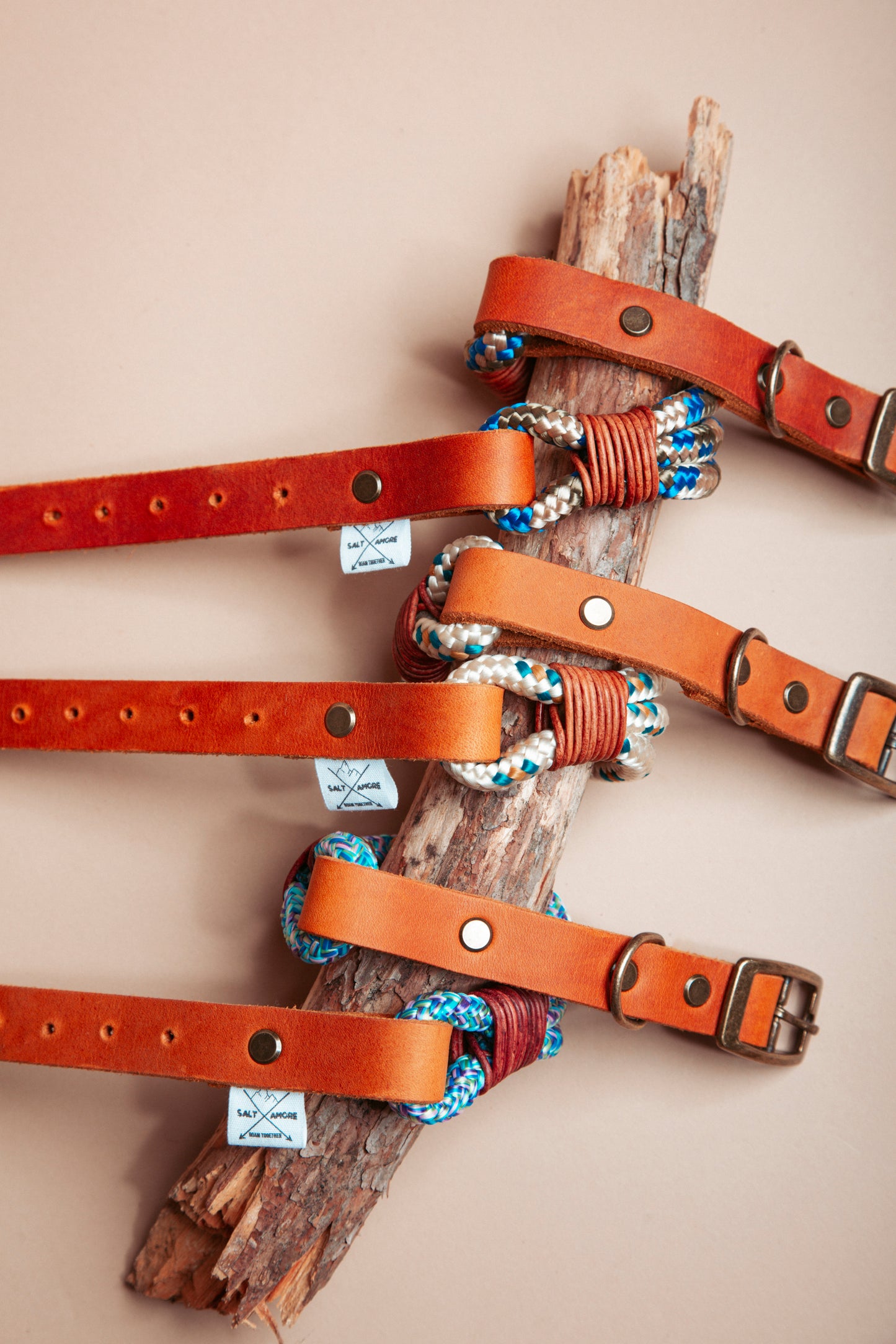 „Robustes Hundehalsband aus  Kletterseil und weichem Fettleder  – langlebige Dogwear. Das Hundezubehör für den Alltag in verschiedenen Farbtönen!" Mit stabilen Karabinern und wasserabweisenden Seil, für dein nächstes Abenteuer! 