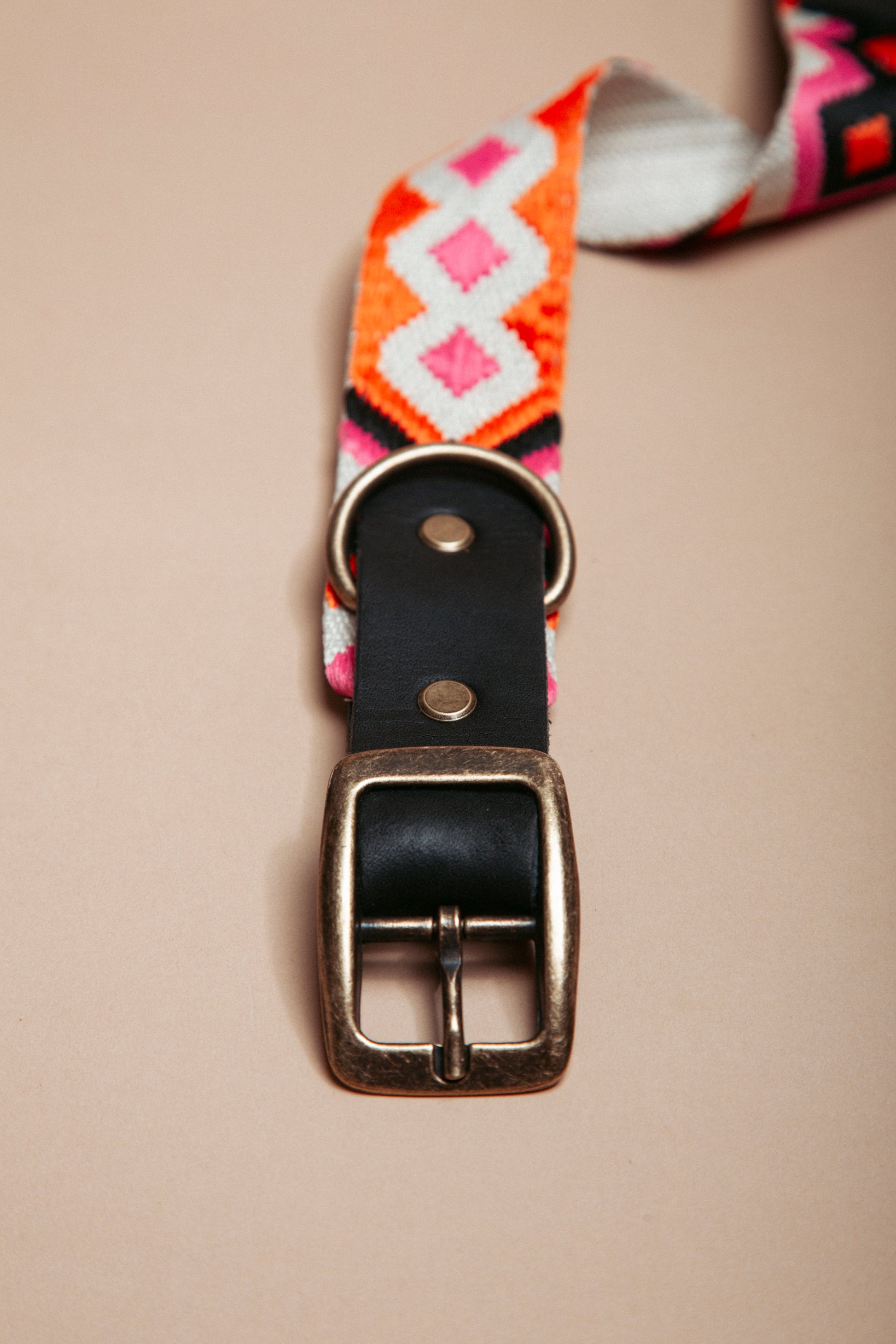 „Robustes, handgemachtes Hundehalsband aus  Gurtband und weichem Fettleder  im beliebten Bohostil mit Ethnomuster – langlebige, stylische Dogwear. Das Hundezubehör für deinen Alltag oder dein nächstes Abenteuer! 