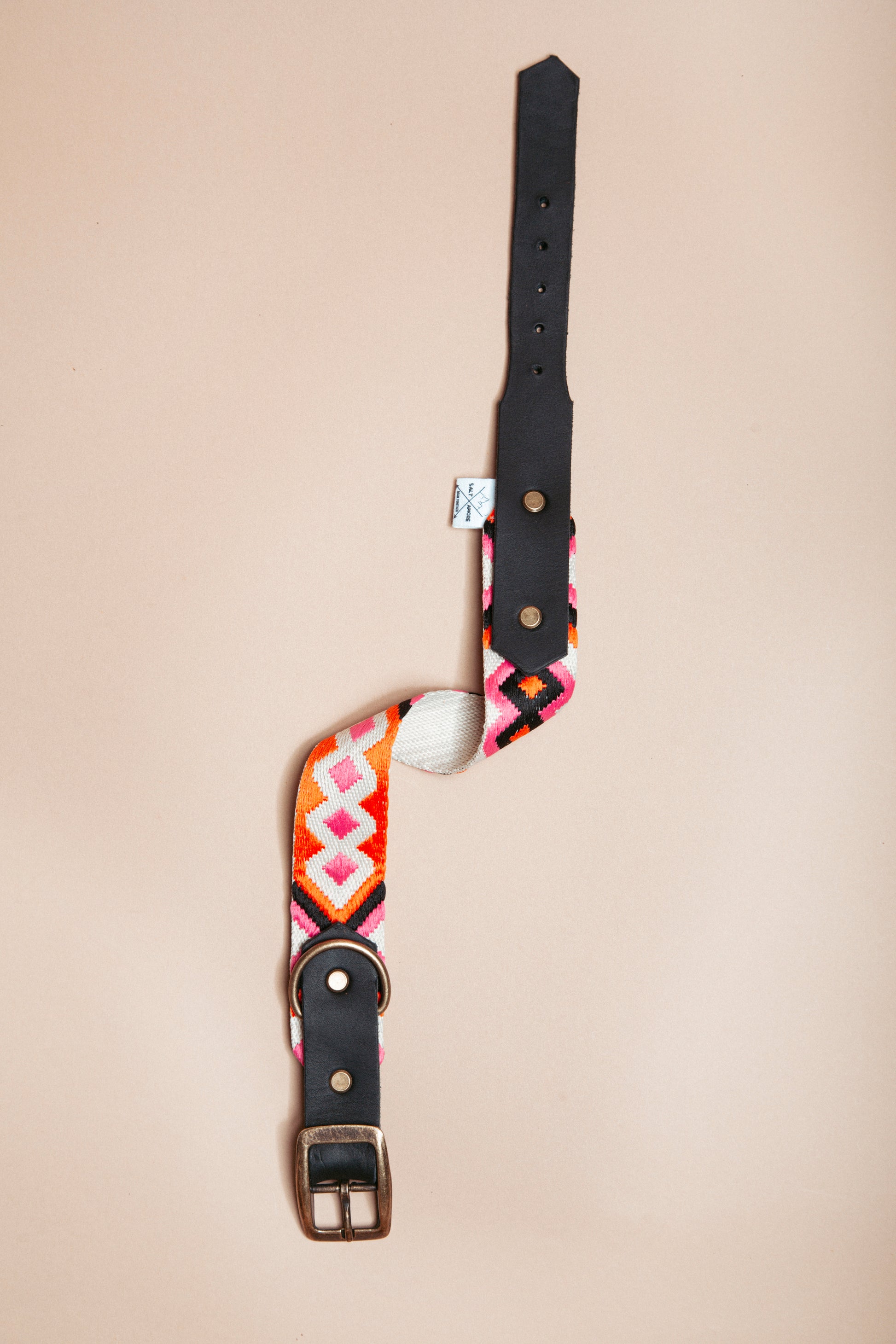 „Robustes, handgemachtes Hundehalsband aus  Gurtband und weichem Fettleder  im beliebten Bohostil mit Ethnomuster – langlebige, stylische Dogwear. Das Hundezubehör für deinen Alltag oder dein nächstes Abenteuer! 