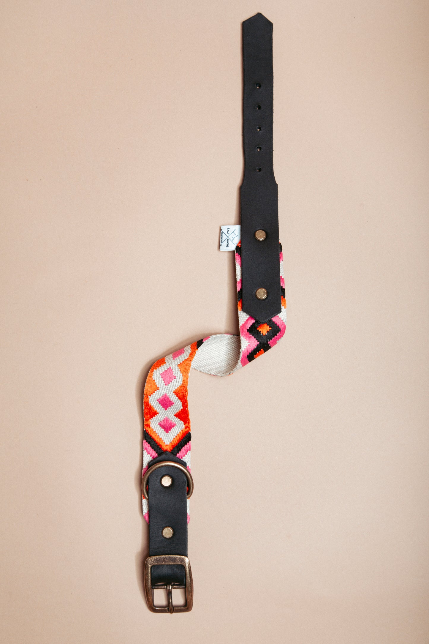 „Robustes, handgemachtes Hundehalsband aus  Gurtband und weichem Fettleder  im beliebten Bohostil mit Ethnomuster – langlebige, stylische Dogwear. Das Hundezubehör für deinen Alltag oder dein nächstes Abenteuer! 