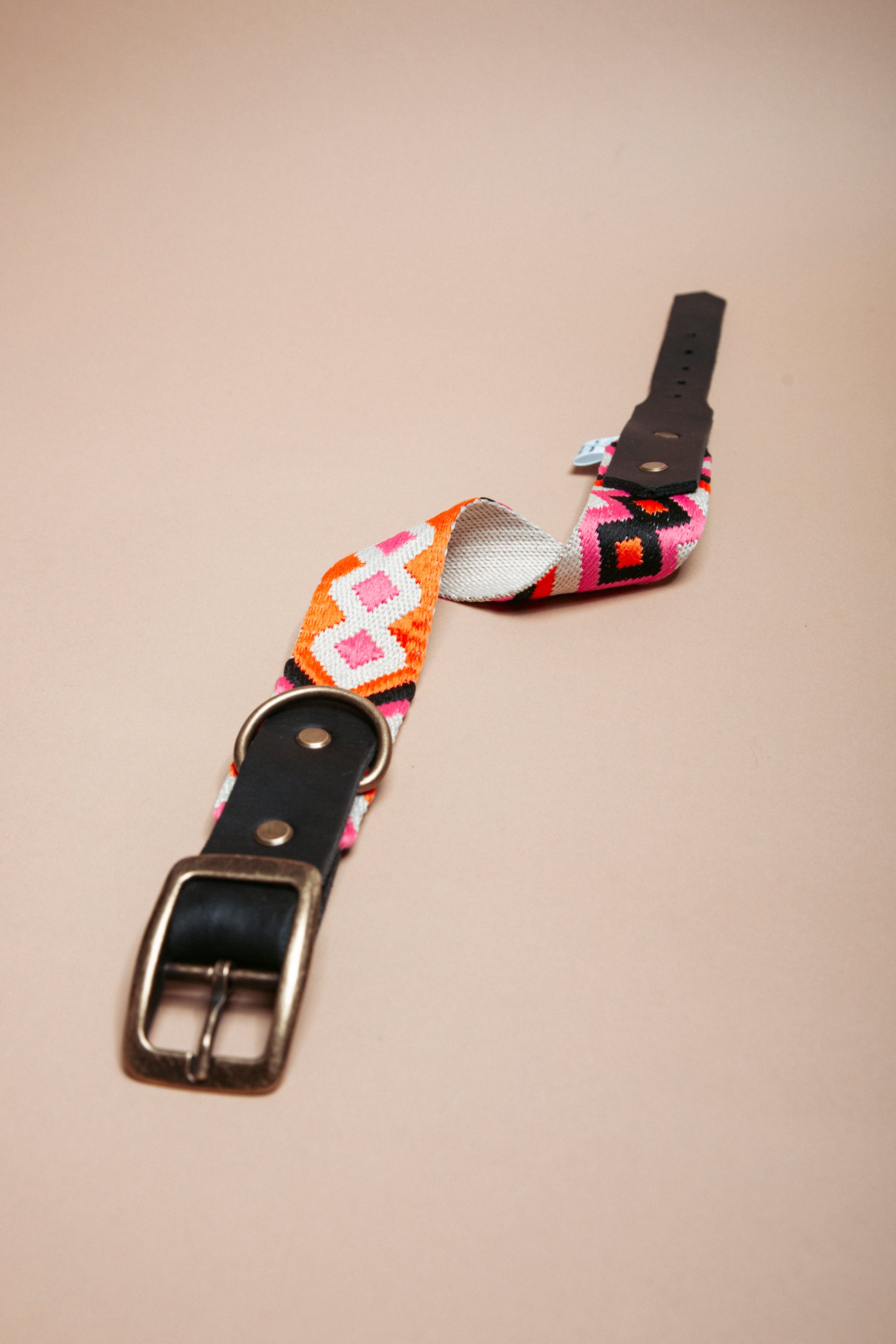 „Robustes, handgemachtes Hundehalsband aus  Gurtband und weichem Fettleder  im beliebten Bohostil mit Ethnomuster – langlebige, stylische Dogwear. Das Hundezubehör für deinen Alltag oder dein nächstes Abenteuer! 