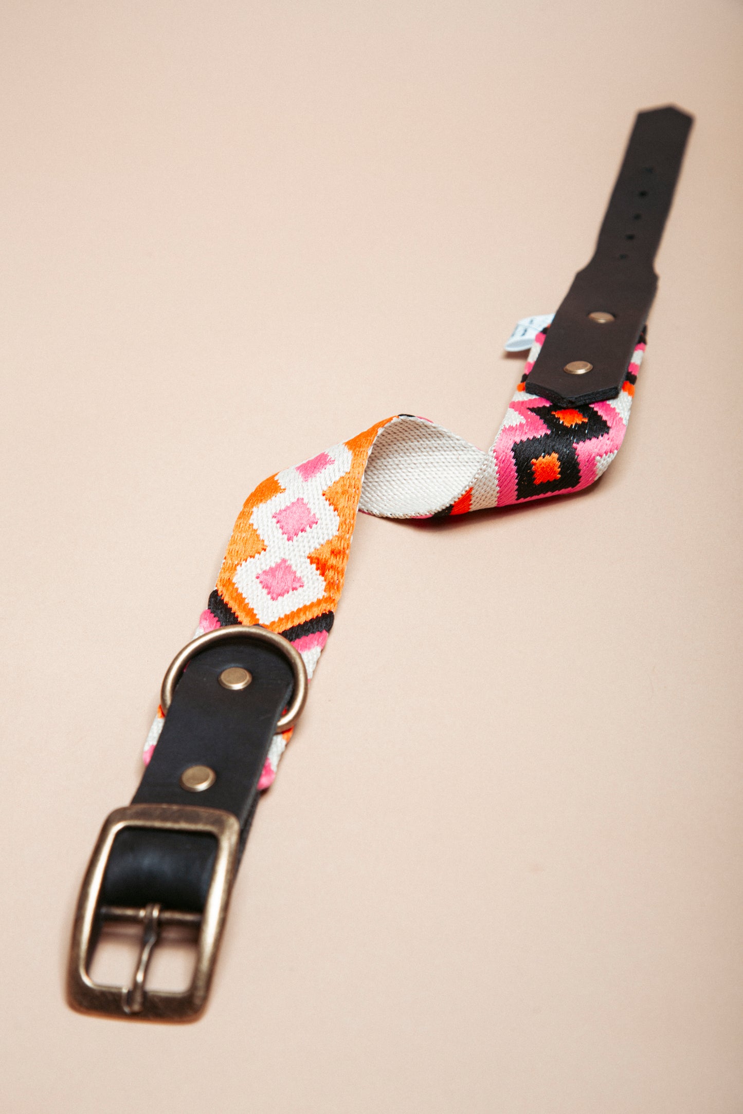 „Robustes, handgemachtes Hundehalsband aus  Gurtband und weichem Fettleder  im beliebten Bohostil mit Ethnomuster – langlebige, stylische Dogwear. Das Hundezubehör für deinen Alltag oder dein nächstes Abenteuer! 