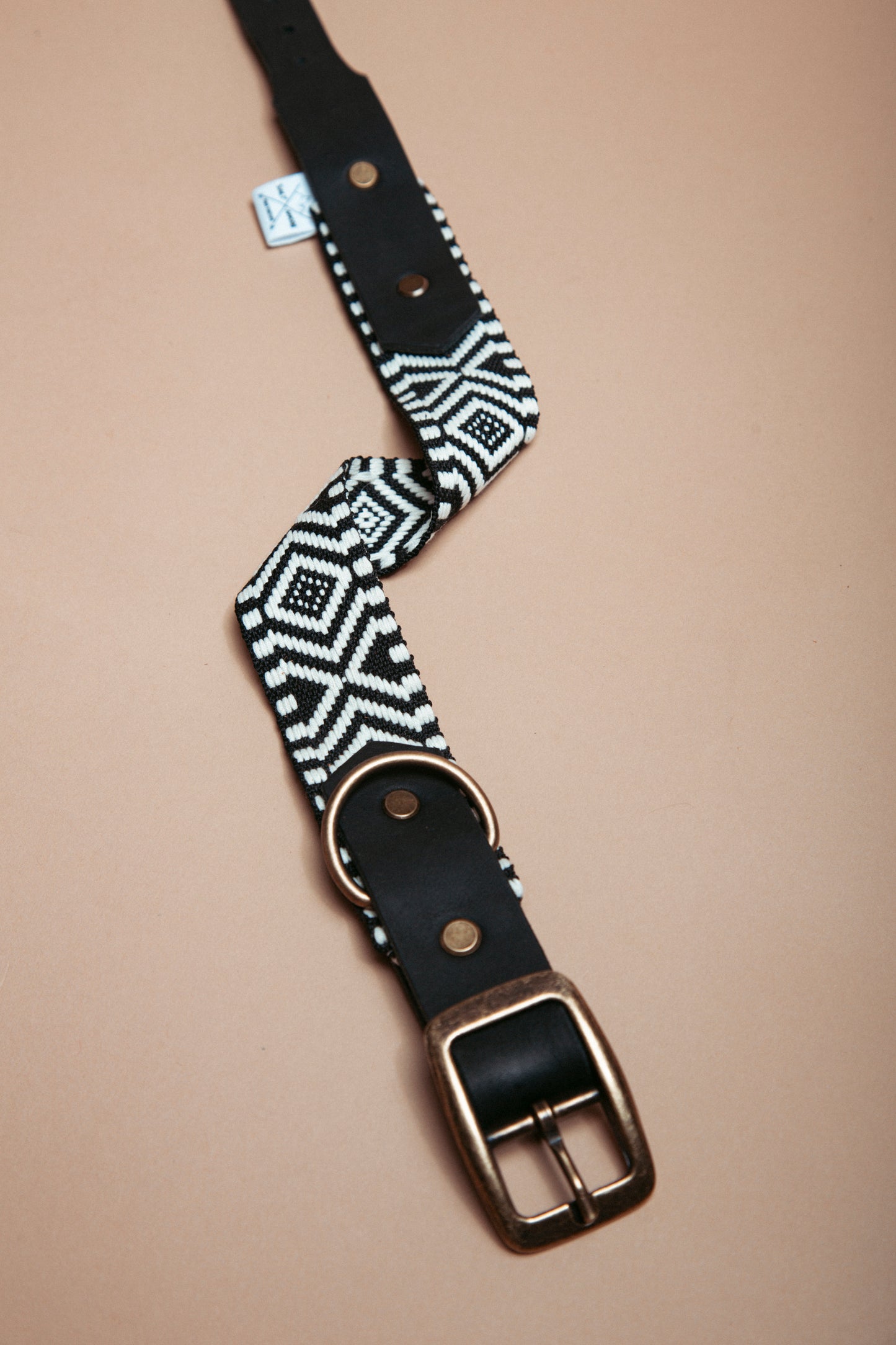 „Robustes, handgemachtes Hundehalsband aus  Gurtband und weichem Fettleder  im beliebten Bohostil mit Ethnomuster – langlebige, stylische Dogwear. Das Hundezubehör für deinen Alltag oder dein nächstes Abenteuer! 
