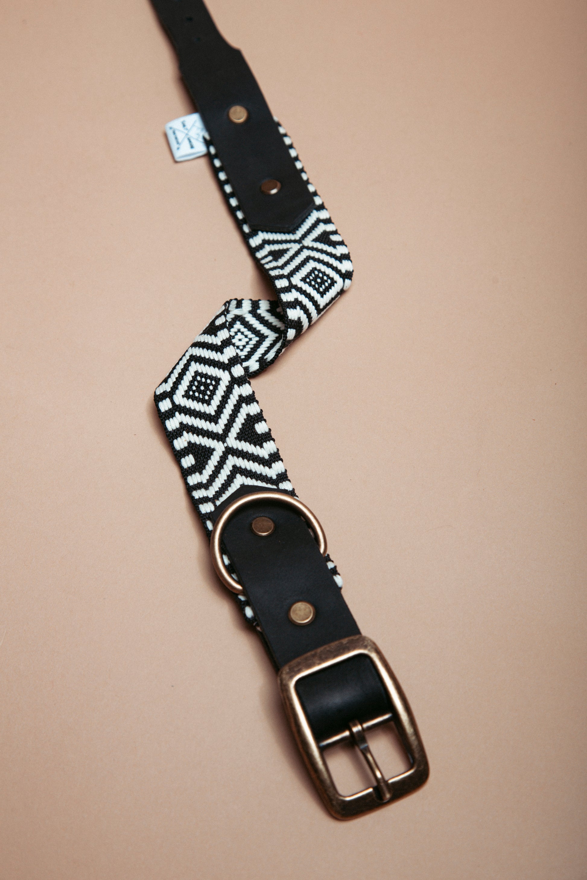 „Robustes, handgemachtes Hundehalsband aus  Gurtband und weichem Fettleder  im beliebten Bohostil mit Ethnomuster – langlebige, stylische Dogwear. Das Hundezubehör für deinen Alltag oder dein nächstes Abenteuer! 
