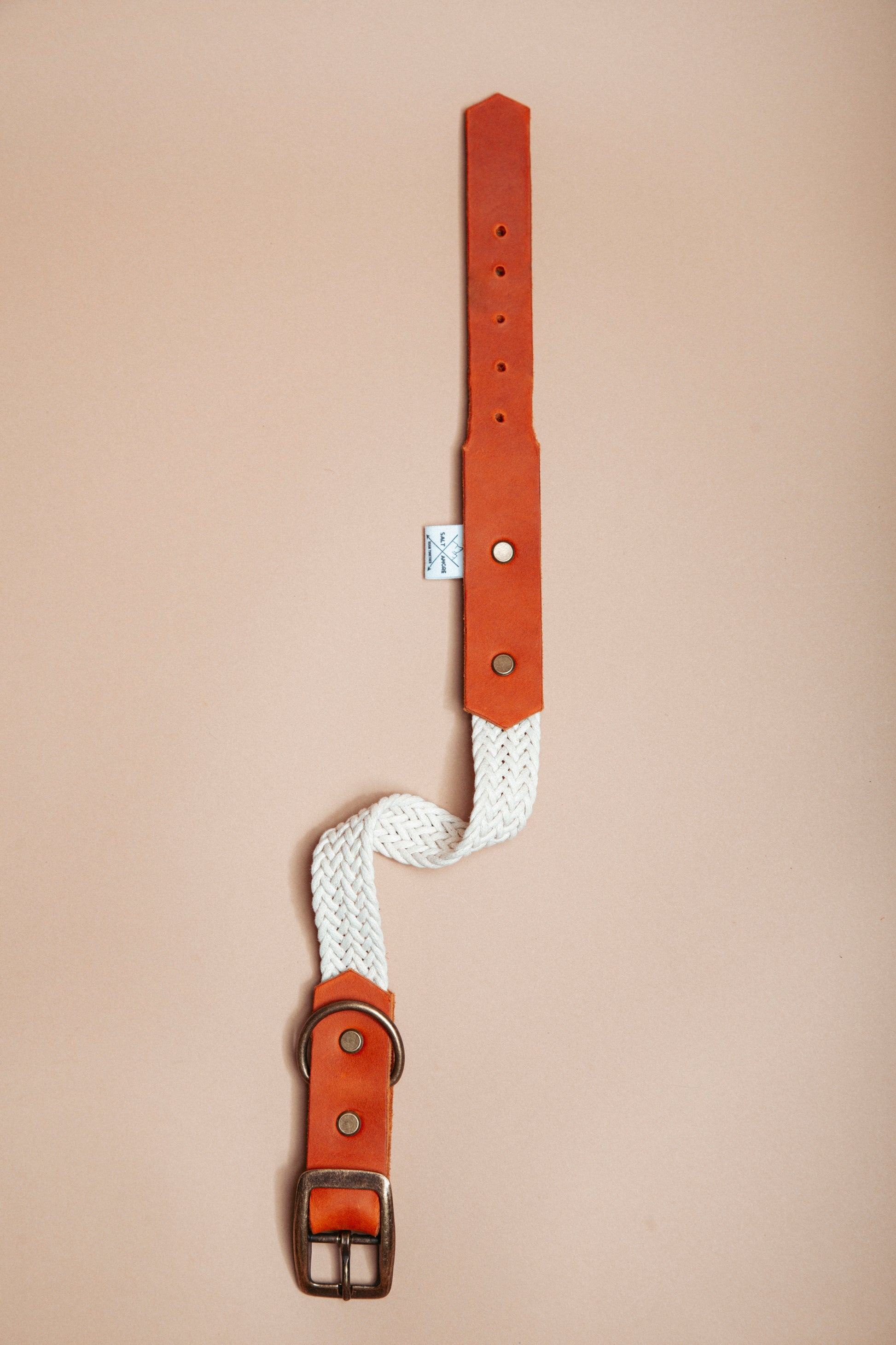„Robustes, handgemachtes Hundehalsband aus  gepflochtenem Gurtband und weichem Fettleder  im beliebten Bohostil – langlebige, stylische Dogwear. Das Hundezubehör für deinen Alltag oder dein nächstes Abenteuer! 