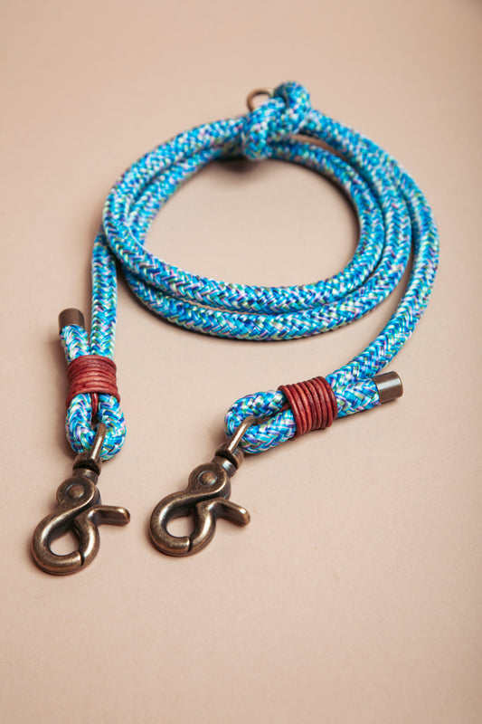 „Robuste Hundeleine aus  Kletterseil – langlebige Dogwear. Das Hundezubehör für den Alltag in verschiedenen Farbtönen!" Mit stabilen Karabinern und wasserabweisenden Seil, für dein nächstes Abentreuer! In der Farbe Aurora.