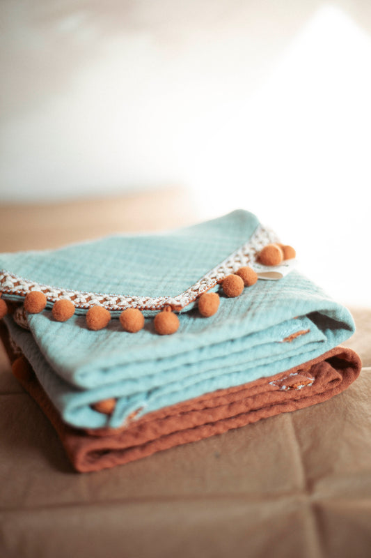 Entdecke unser Hundehalstuch „Boho“ – Dogwear im Ethno-Stil aus Musselin mit Quasten. Leicht, handgemacht & perfekt für Outdoor-Abenteuer mit deinem Hund.