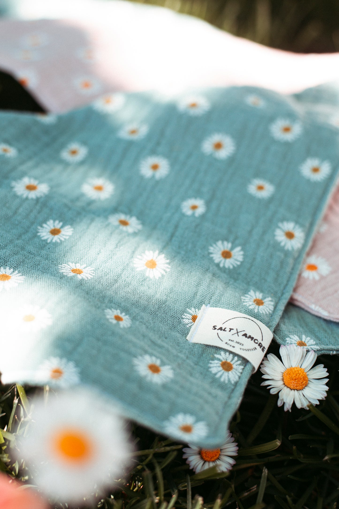 Luftiges Hundehalstuch „Daisy“ mit zartem Gänseblümchen-Print. Handgemachtes Hundezubehör aus Bio-Musselin –perfekt für stilvolle Sommermomente mit deinem Hund.