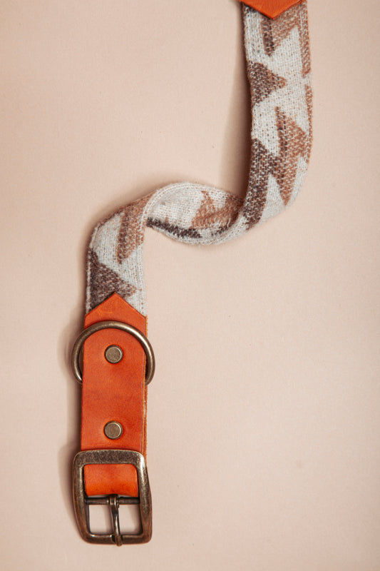„Robustes, handgemachtes Hundehalsband aus  reissfestem Gurtband veredelt mit Baumwollstoff und weichem Fettleder  im beliebten Bohostil mit Ethnomuster – langlebige, stylische Dogwear. Das Hundezubehör für deinen Alltag oder dein nächstes Abenteuer! 