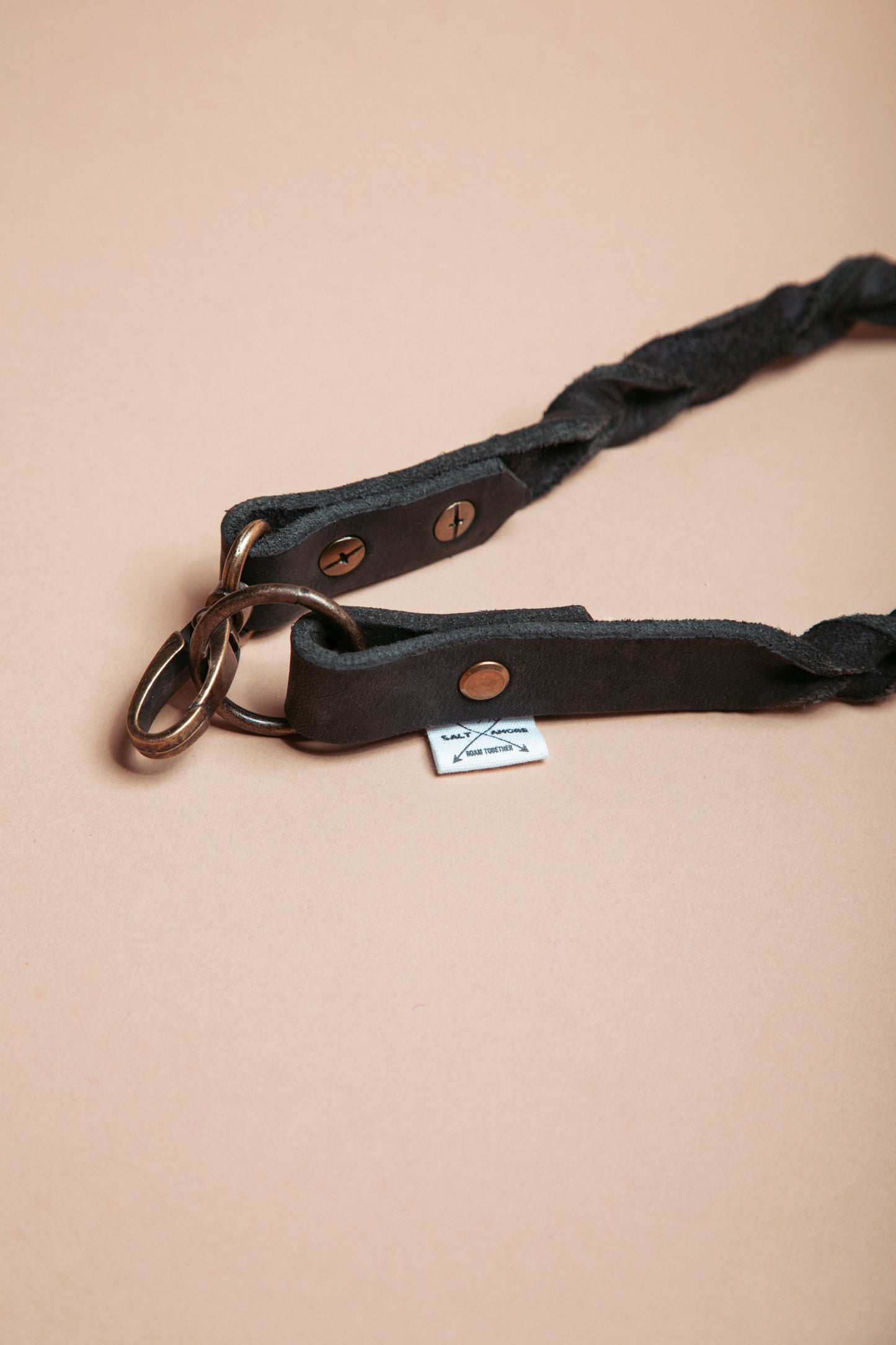 „Robuste Hundeleine aus  Kletterseil – langlebige Dogwear. Das Hundezubehör für den Alltag in verschiedenen Farbtönen!" Mit stabilen Karabinern und wasserabweisenden Seil, für dein nächstes Abenteuer! 