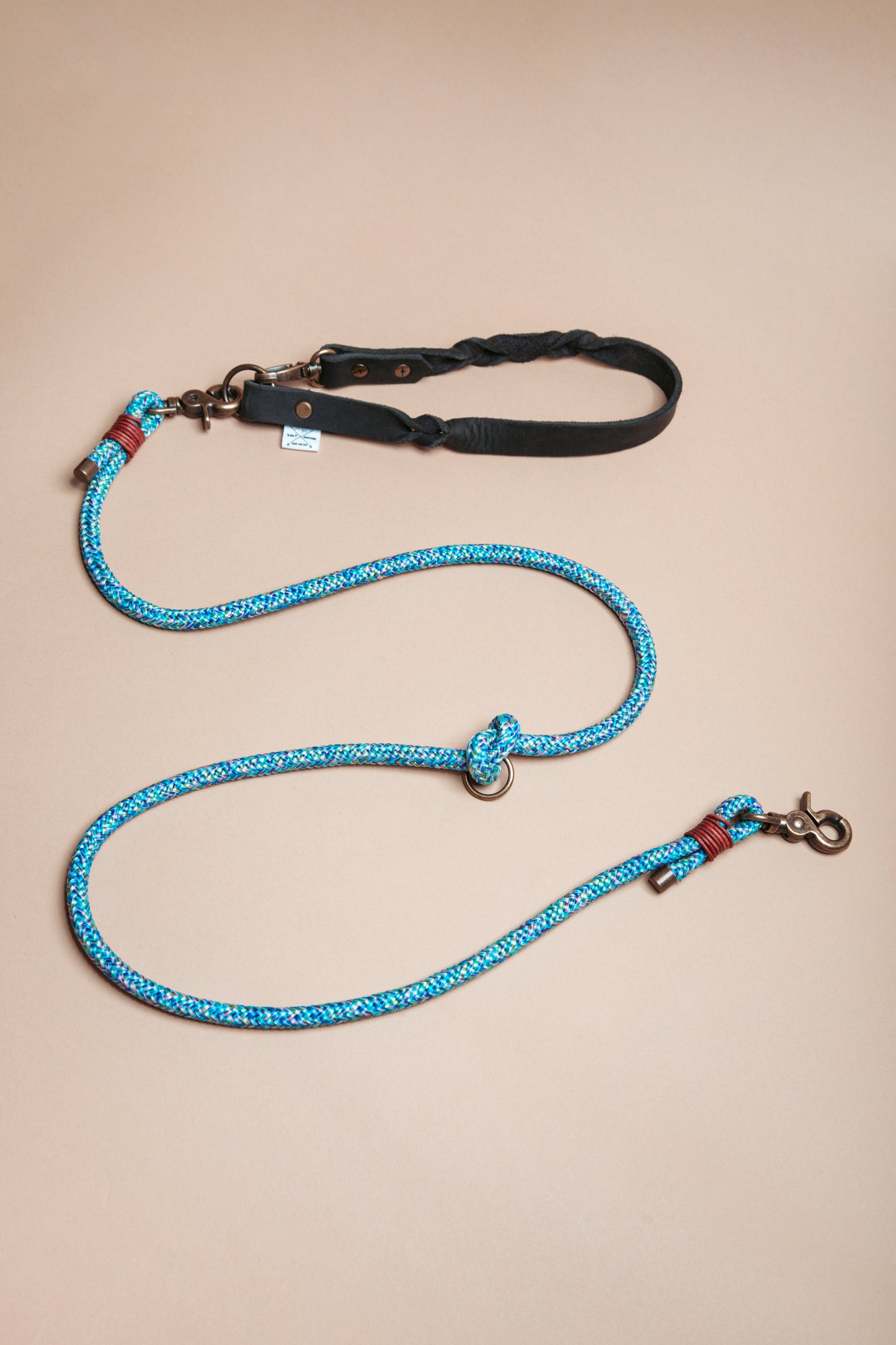„Robuste Hundeleine aus  Kletterseil – langlebige Dogwear. Das Hundezubehör für den Alltag in verschiedenen Farbtönen!" Mit stabilen Karabinern und wasserabweisenden Seil, für dein nächstes Abenteuer! 