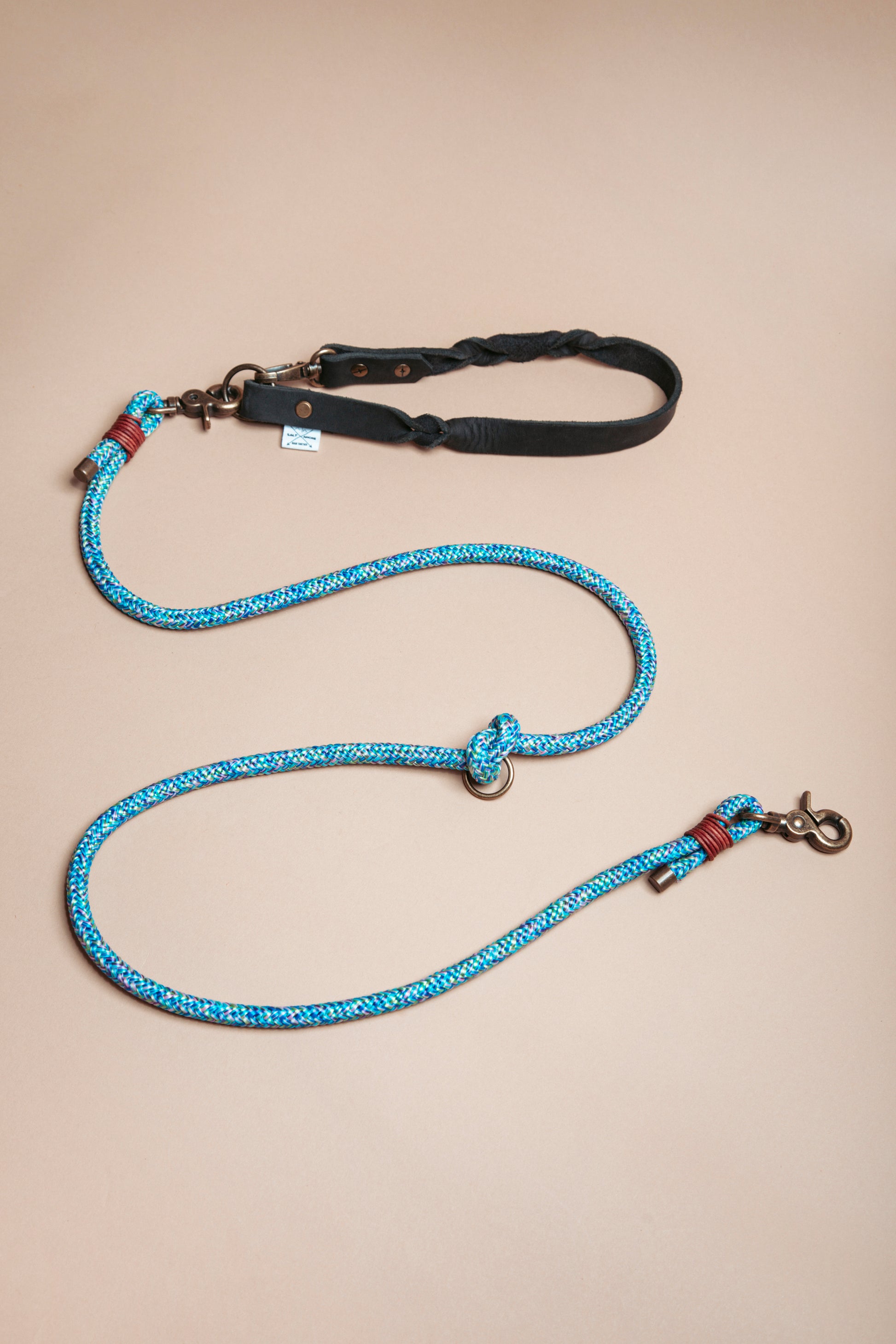„Robuste Hundeleine aus  Kletterseil – langlebige Dogwear. Das Hundezubehör für den Alltag in verschiedenen Farbtönen!" Mit stabilen Karabinern und wasserabweisenden Seil, für dein nächstes Abenteuer! 