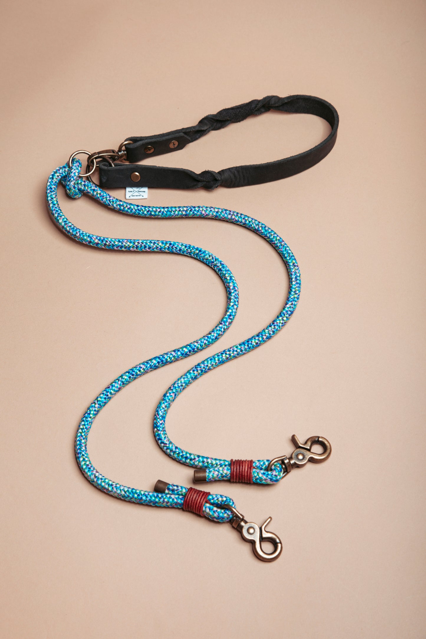 „Robuste Hundeleine aus  Kletterseil – langlebige Dogwear. Das Hundezubehör für den Alltag in verschiedenen Farbtönen!" Mit stabilen Karabinern und wasserabweisenden Seil, für dein nächstes Abenteuer! 