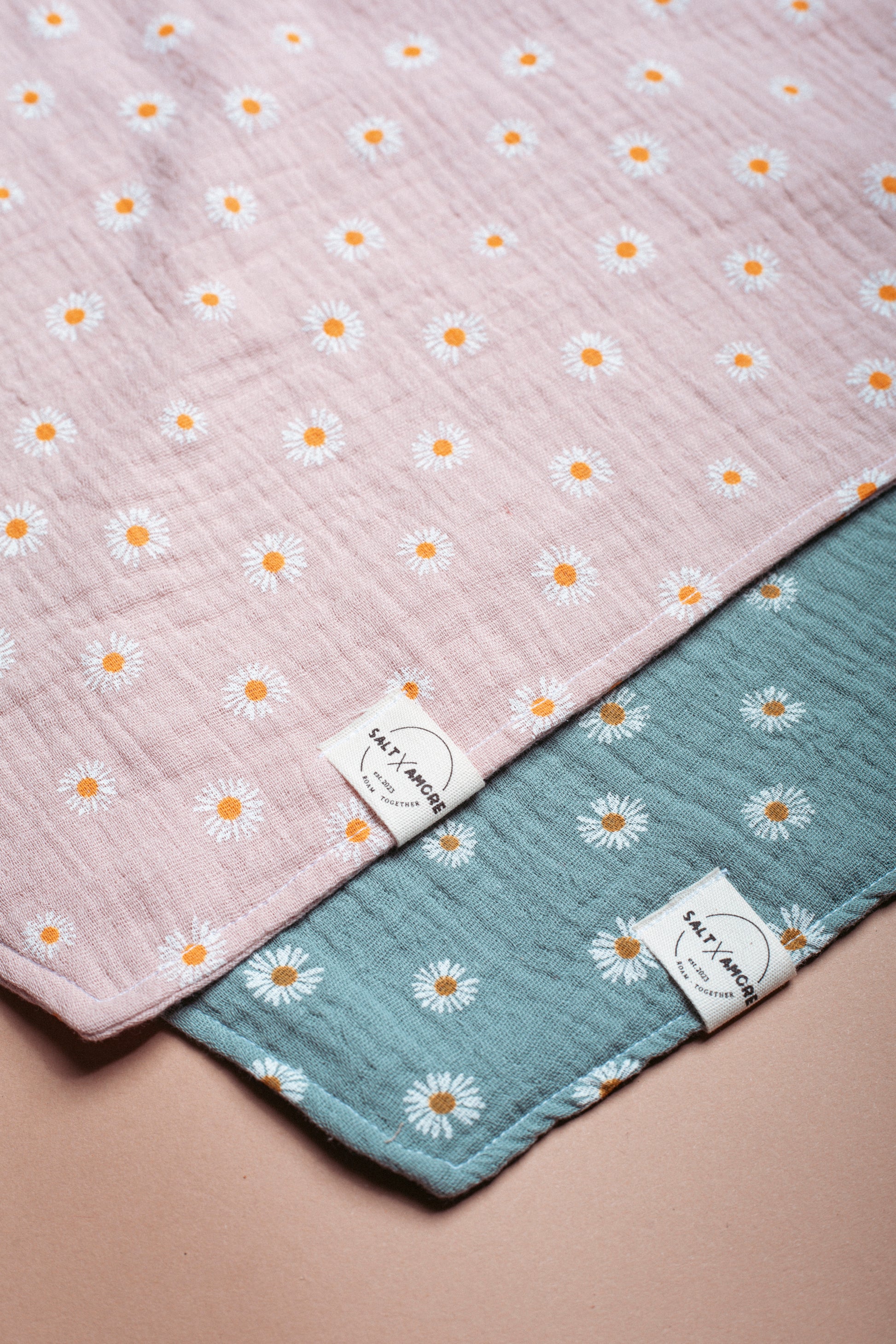 Handgemachtes Hundehalstuch aus Bio-Musselin mit Gänseblümchen-Print in Rosé – leichtes, stylisches Hundezubehör & perfekt für deinen Outdoorsommer mit Hund.