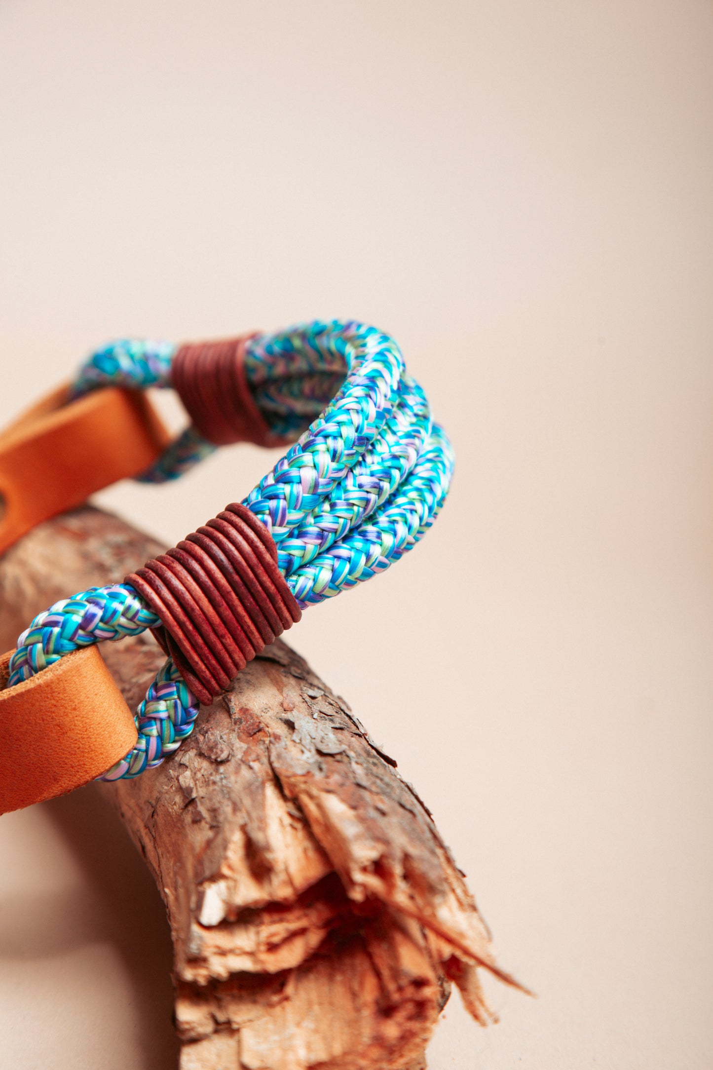 „Robustes Hundehalsband aus  Kletterseil und weichem Fettleder  – langlebige Dogwear. Das Hundezubehör für den Alltag in verschiedenen Farbtönen!" Mit stabilen Karabinern und wasserabweisenden Seil, für dein nächstes Abenteuer! 