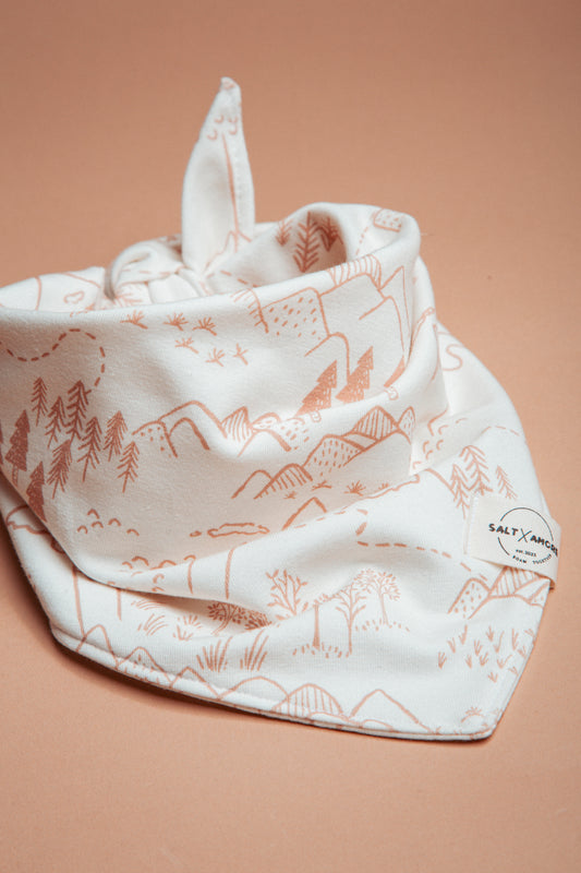 Stylische Dogwear für Naturfans: Hundehalstuch „Pathfinder“ aus Jersey – handgemacht, atmungsaktiv & ideal für Sommer, Gassi & kleine Abenteuer. Jetzt kaufen!