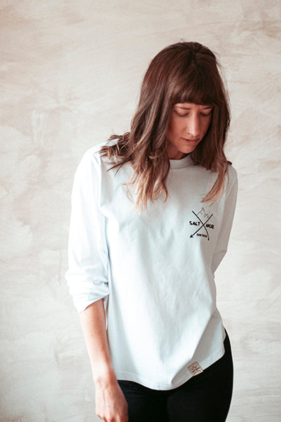 Statement Longsleeve aus Bio-Baumwolle in weiss. Nachhaltig Produziert in der EU. Mit Logo für alle Outdoormenschen.