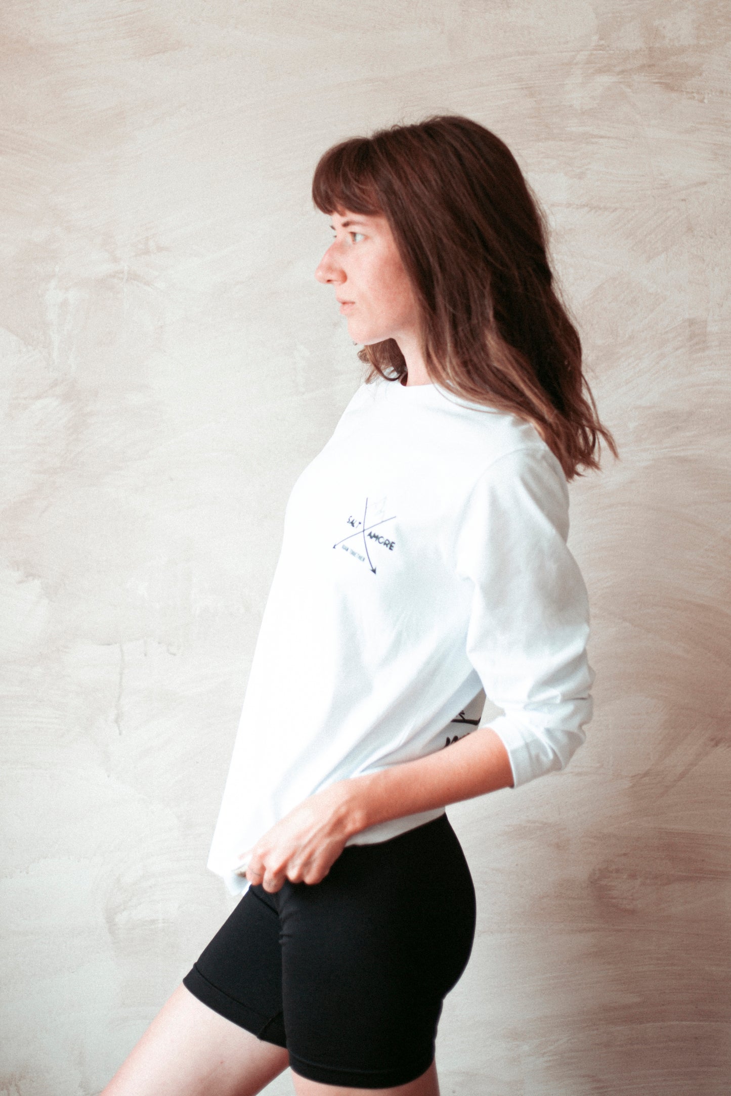 Statement Longsleeve aus Bio-Baumwolle in weiss. Nachhaltig Produziert in der EU. Mit Logo für alle Outdoormenschen.