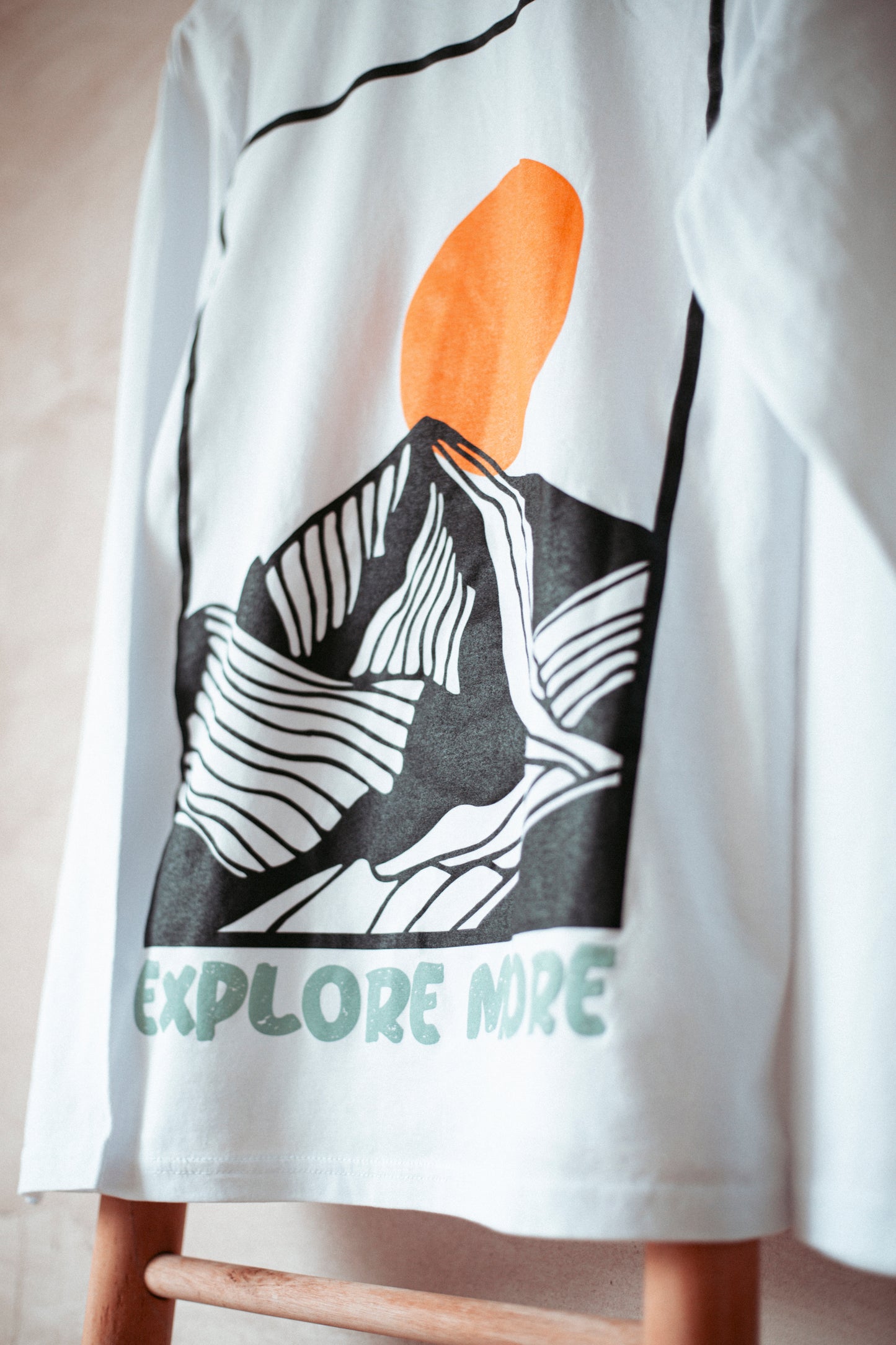 Statement Longsleeve aus Bio-Baumwolle in weiss. Nachhaltig Produziert in der EU. Mit Bergprint für alle Outdoormenschen.