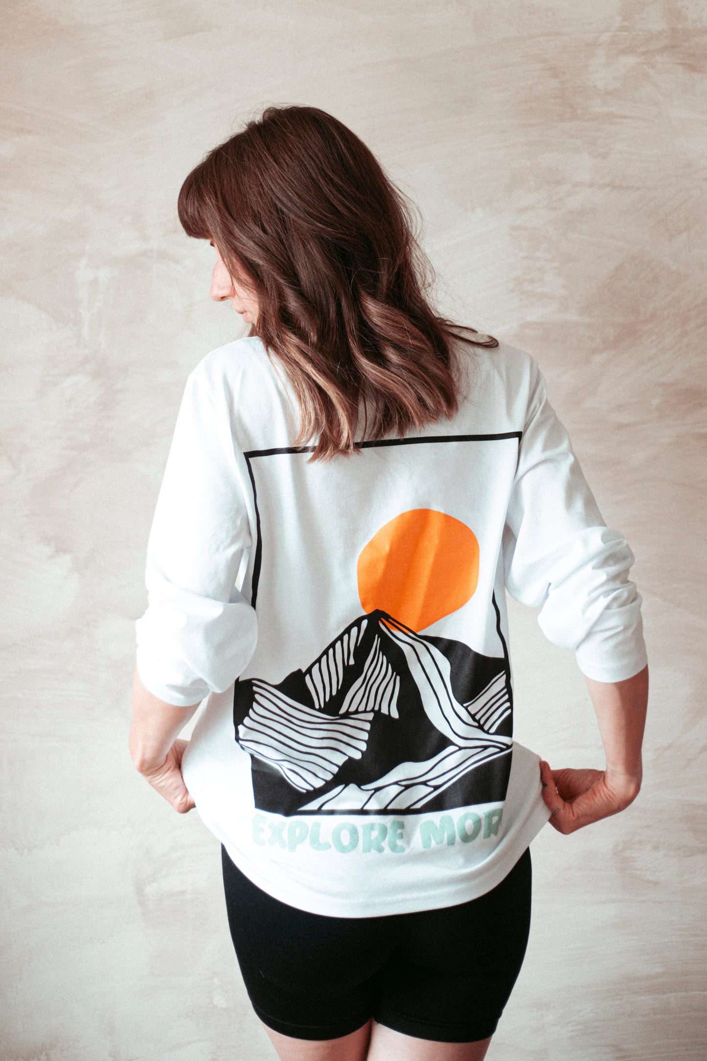 Statement Longsleeve aus Bio-Baumwolle in weiss. Nachhaltig Produziert in der EU. Mit Bergprint für alle Outdoormenschen.