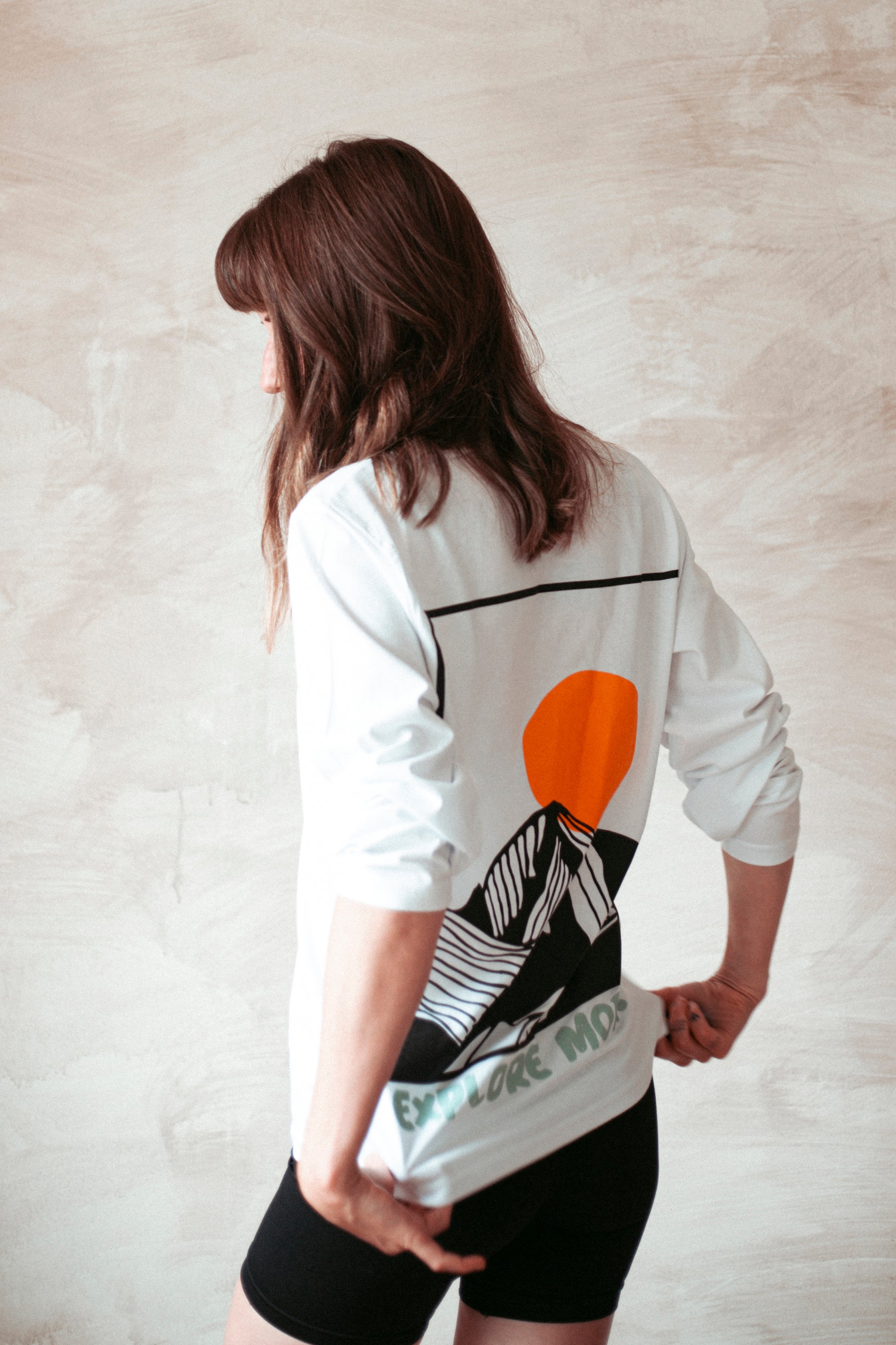 Statement Longsleeve aus Bio-Baumwolle in weiss. Nachhaltig Produziert in der EU. Mit Bergprint für alle Outdoormenschen.