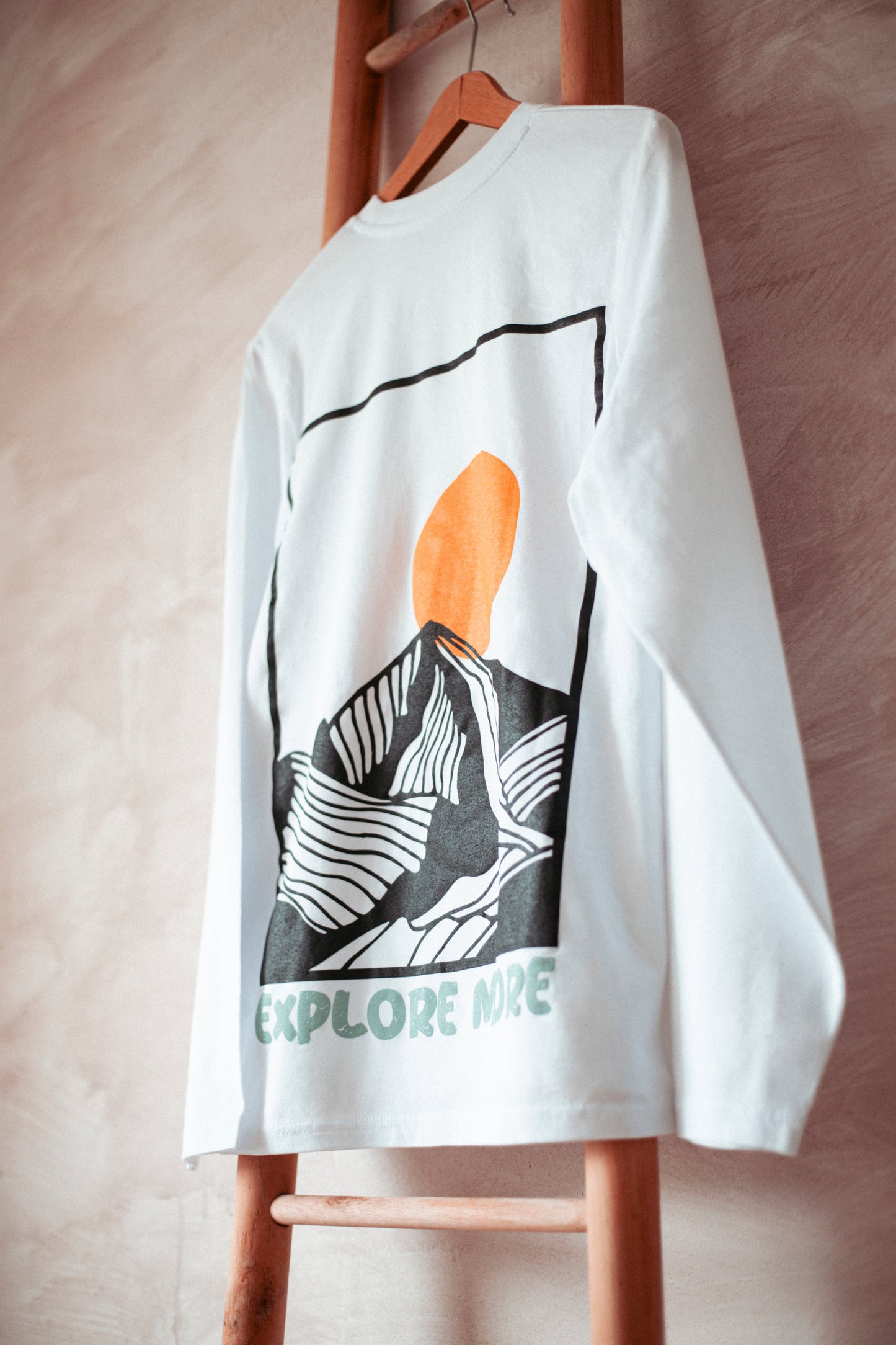 Statement Longsleeve aus Bio-Baumwolle in weiss. Nachhaltig Produziert in der EU. Mit Bergprint für alle Outdoormenschen.