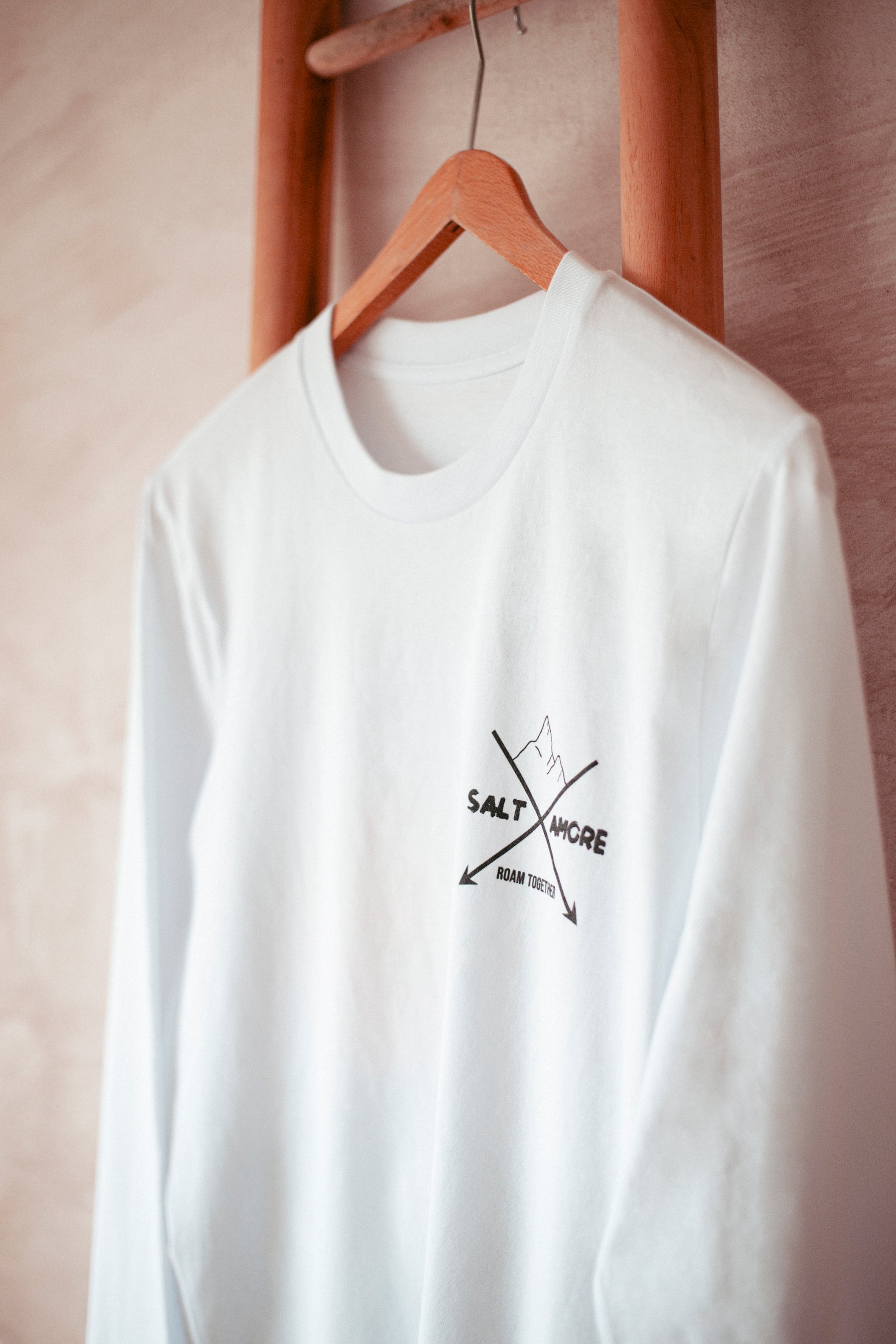Statement Longsleeve aus Bio-Baumwolle in weiss. Nachhaltig Produziert in der EU. Mit Bergprint für alle Outdoormenschen.