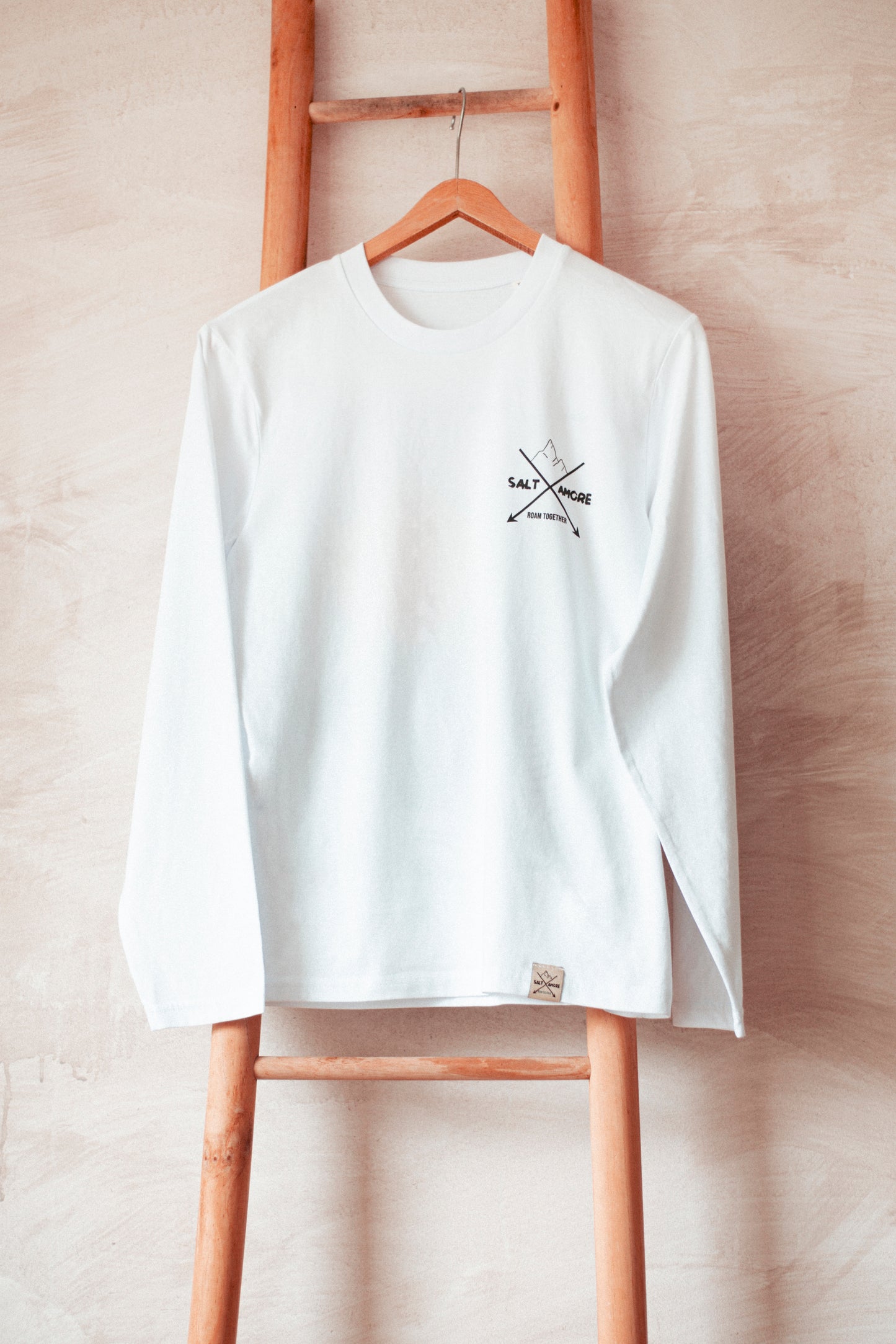 Statement Longsleeve aus Bio-Baumwolle in weiss. Nachhaltig Produziert in der EU. Mit Logo für alle Outdoormenschen.