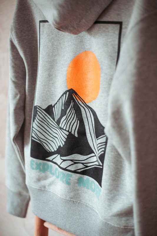 Statement Hoodie aus Bio-Baumwolle, nachhaltig Produziert in Heather Grey. Mit Bergprint für alle Outdoormenschen.