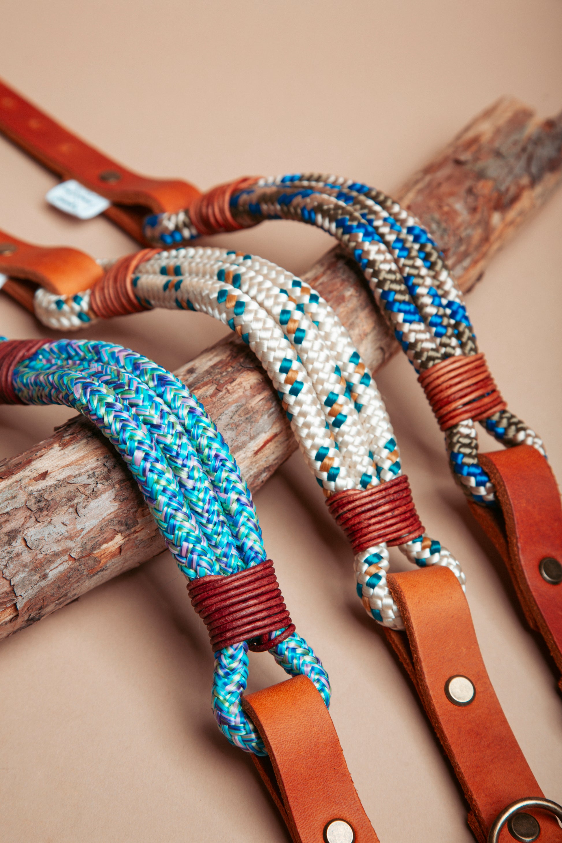 „Robustes Hundehalsband aus  Kletterseil und weichem Fettleder  – langlebige Dogwear. Das Hundezubehör für den Alltag in verschiedenen Farbtönen!" Mit stabilen Karabinern und wasserabweisenden Seil, für dein nächstes Abenteuer! 
