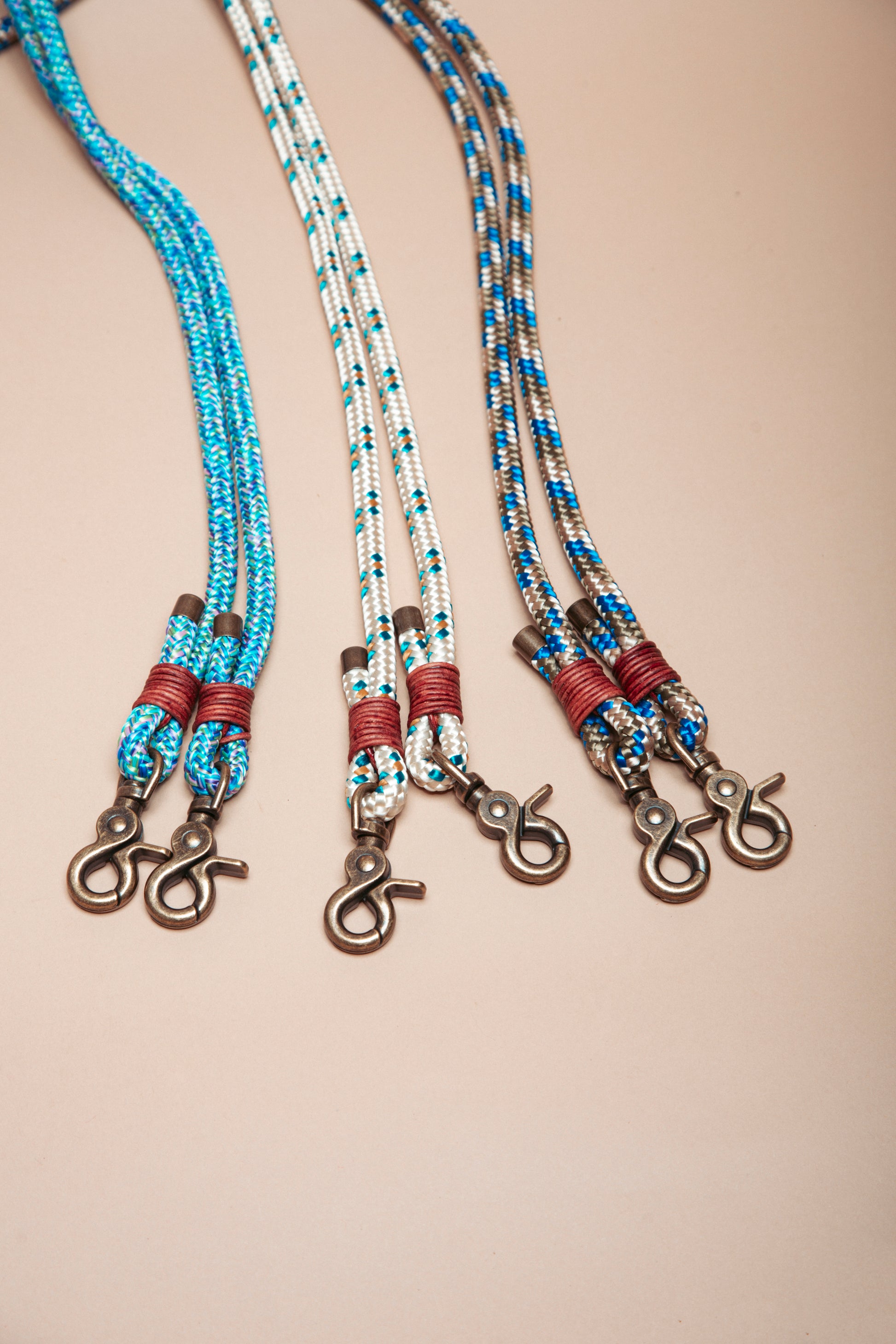 „Robuste Hundeleine aus  Kletterseil – langlebige Dogwear. Das Hundezubehör für den Alltag in verschiedenen Farbtönen!" Mit stabilen Karabinern und wasserabweisenden Seil, für dein nächstes Abenteuer! 