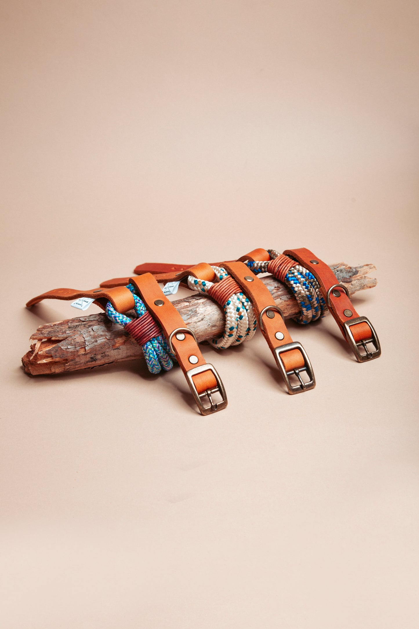 „Robustes Hundehalsband aus  Kletterseil und weichem Fettleder  – langlebige Dogwear. Das Hundezubehör für den Alltag in verschiedenen Farbtönen!" Mit stabilen Karabinern und wasserabweisenden Seil, für dein nächstes Abenteuer! 