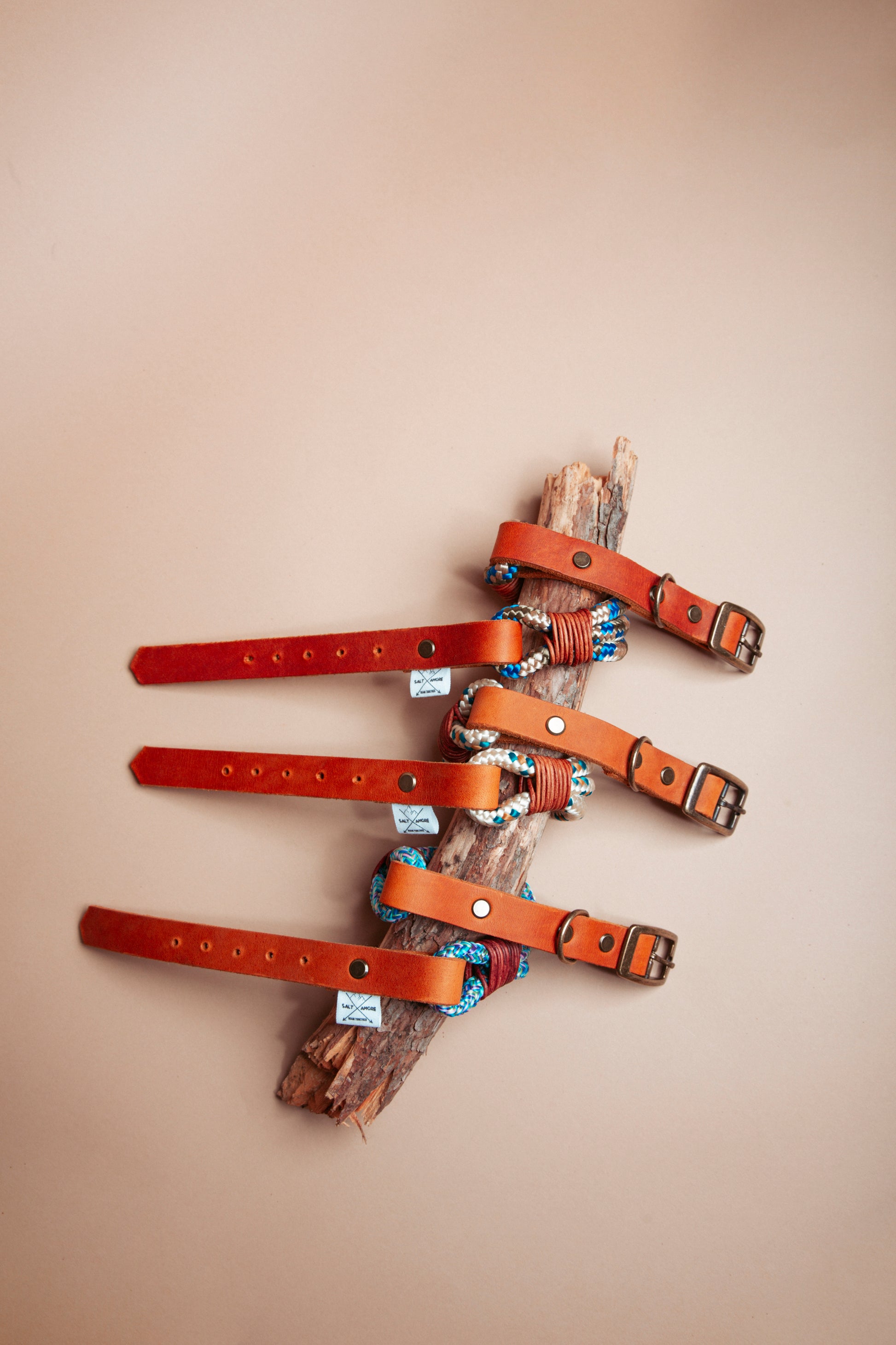 „Robustes Hundehalsband aus  Kletterseil und weichem Fettleder  – langlebige Dogwear. Das Hundezubehör für den Alltag in verschiedenen Farbtönen!" Mit stabilen Karabinern und wasserabweisenden Seil, für dein nächstes Abenteuer! 