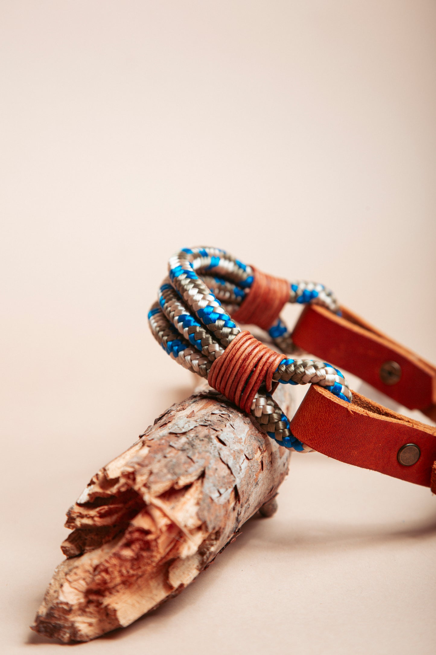 „Robustes Hundehalsband aus  Kletterseil und weichem Fettleder  – langlebige Dogwear. Das Hundezubehör für den Alltag in verschiedenen Farbtönen!" Mit stabilen Karabinern und wasserabweisenden Seil, für dein nächstes Abenteuer! 