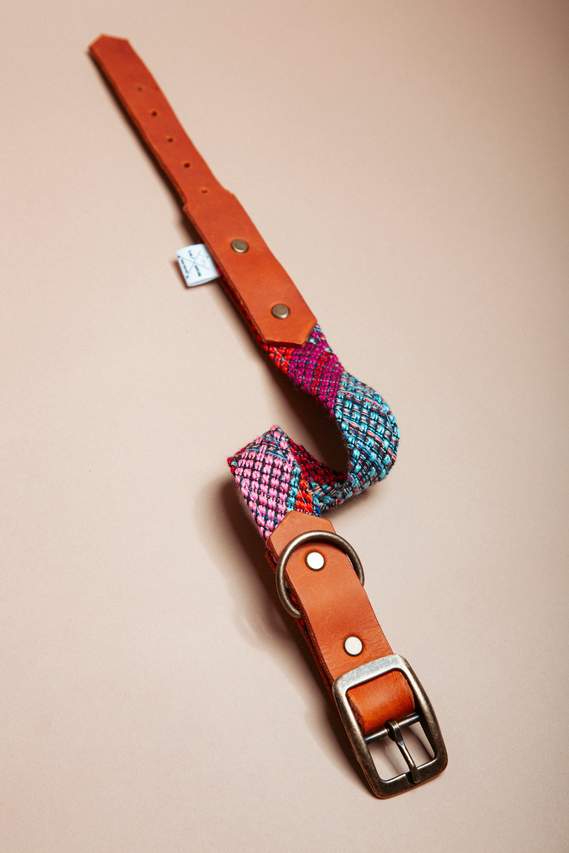 „Robustes, handgemachtes Hundehalsband aus  reissfestem Gurtband veredelt mit gewebtem Baumwollstoff und weichem Fettleder  im beliebten Bohostil mit folklorischem Webmuster – langlebige, stylische Dogwear. Das Hundezubehör für deinen Alltag oder dein nächstes Abenteuer! 