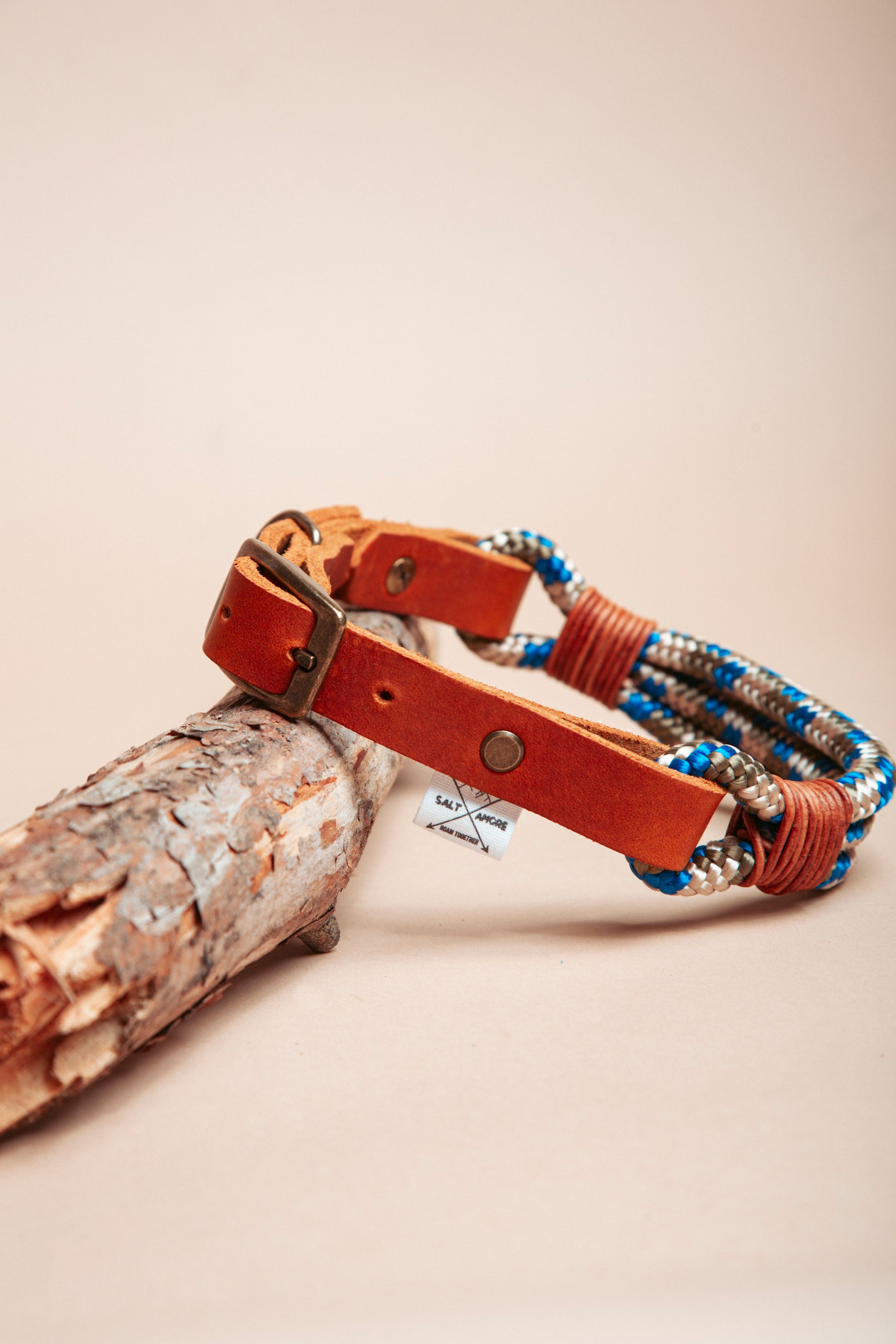 „Robustes Hundehalsband aus  Kletterseil und weichem Fettleder  – langlebige Dogwear. Das Hundezubehör für den Alltag in verschiedenen Farbtönen!" Mit stabilen Karabinern und wasserabweisenden Seil, für dein nächstes Abenteuer! 