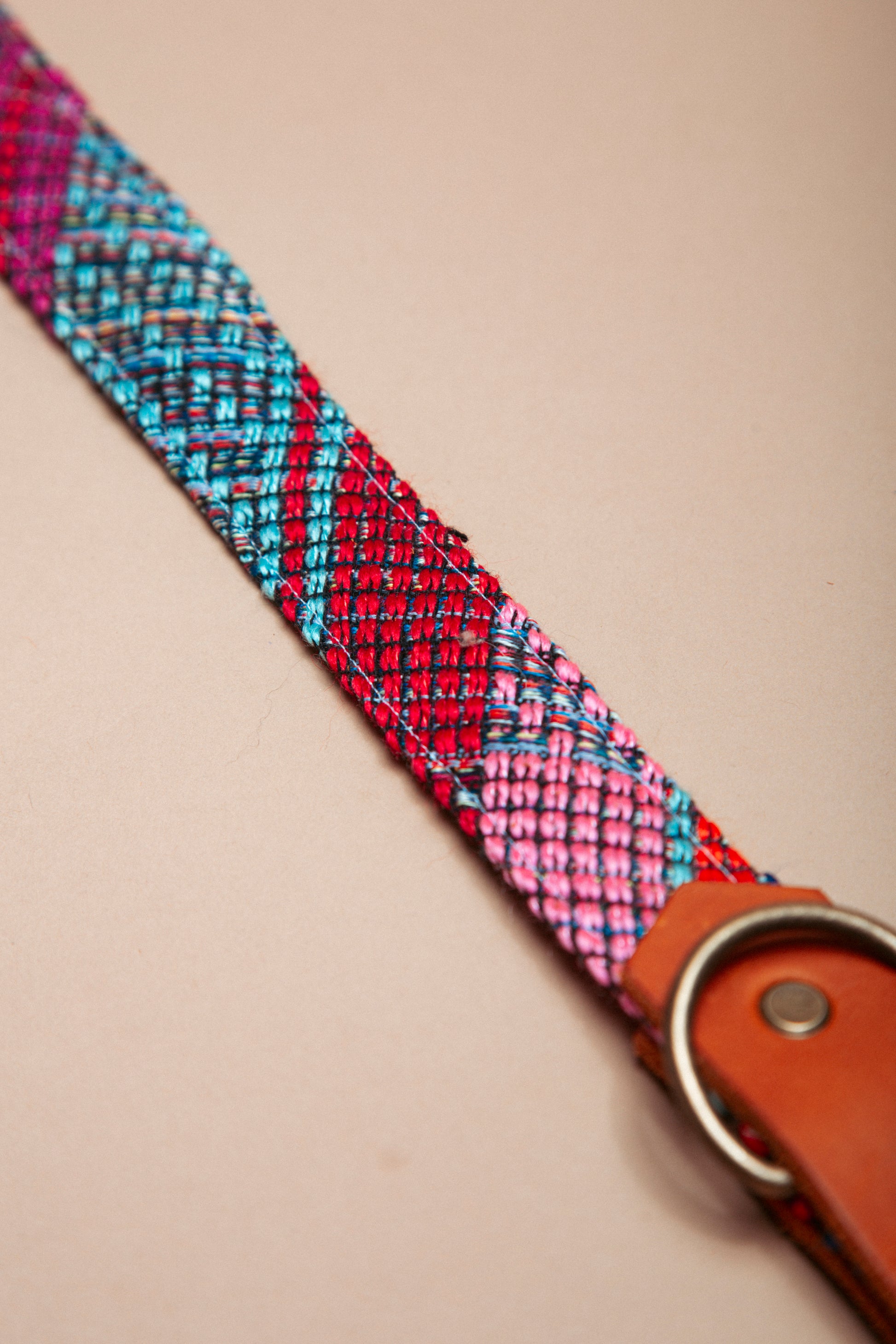„Robustes, handgemachtes Hundehalsband aus  reissfestem Gurtband veredelt mit gewebtem Baumwollstoff und weichem Fettleder  im beliebten Bohostil mit folklorischem Webmuster – langlebige, stylische Dogwear. Das Hundezubehör für deinen Alltag oder dein nächstes Abenteuer! 