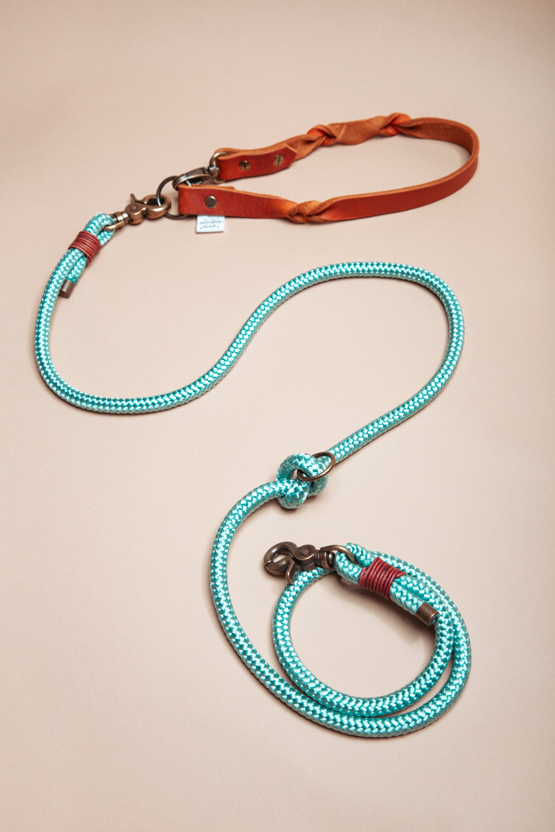 „Robuste Hundeleine aus  Kletterseil – langlebige Dogwear. Das Hundezubehör für den Alltag in verschiedenen Farbtönen!" Mit stabilen Karabinern und wasserabweisenden Seil, für dein nächstes Abenteuer! 