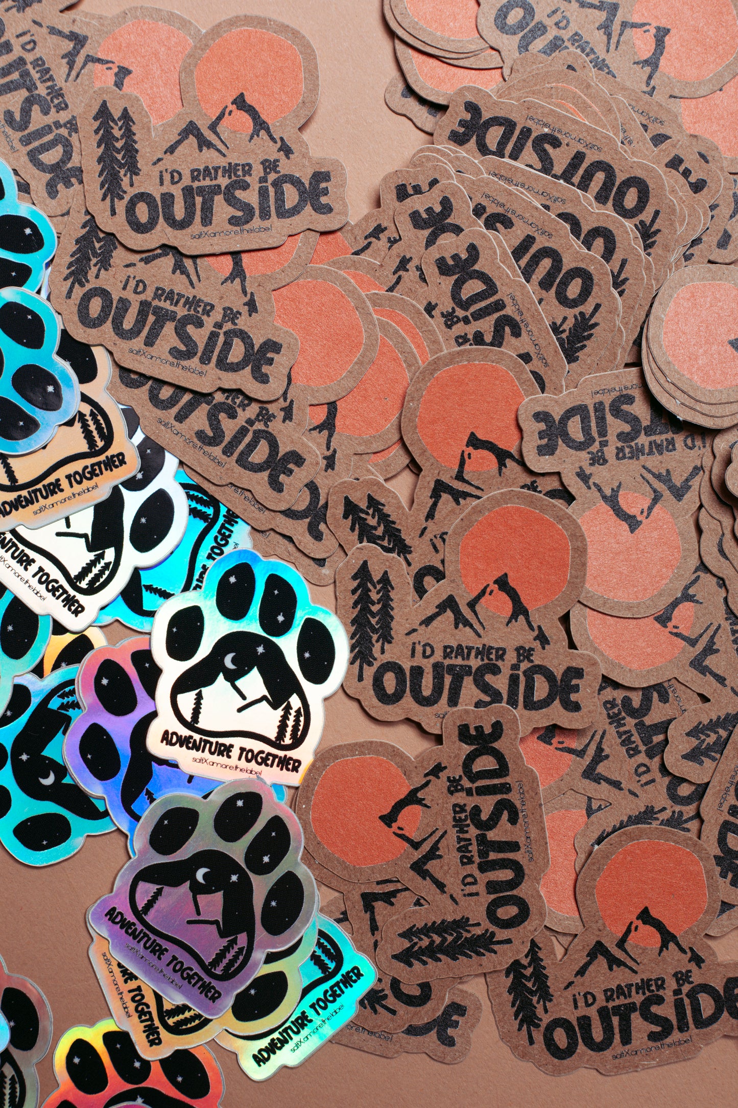 Sticker "I'd rather be outside" auf Kraftpapier.